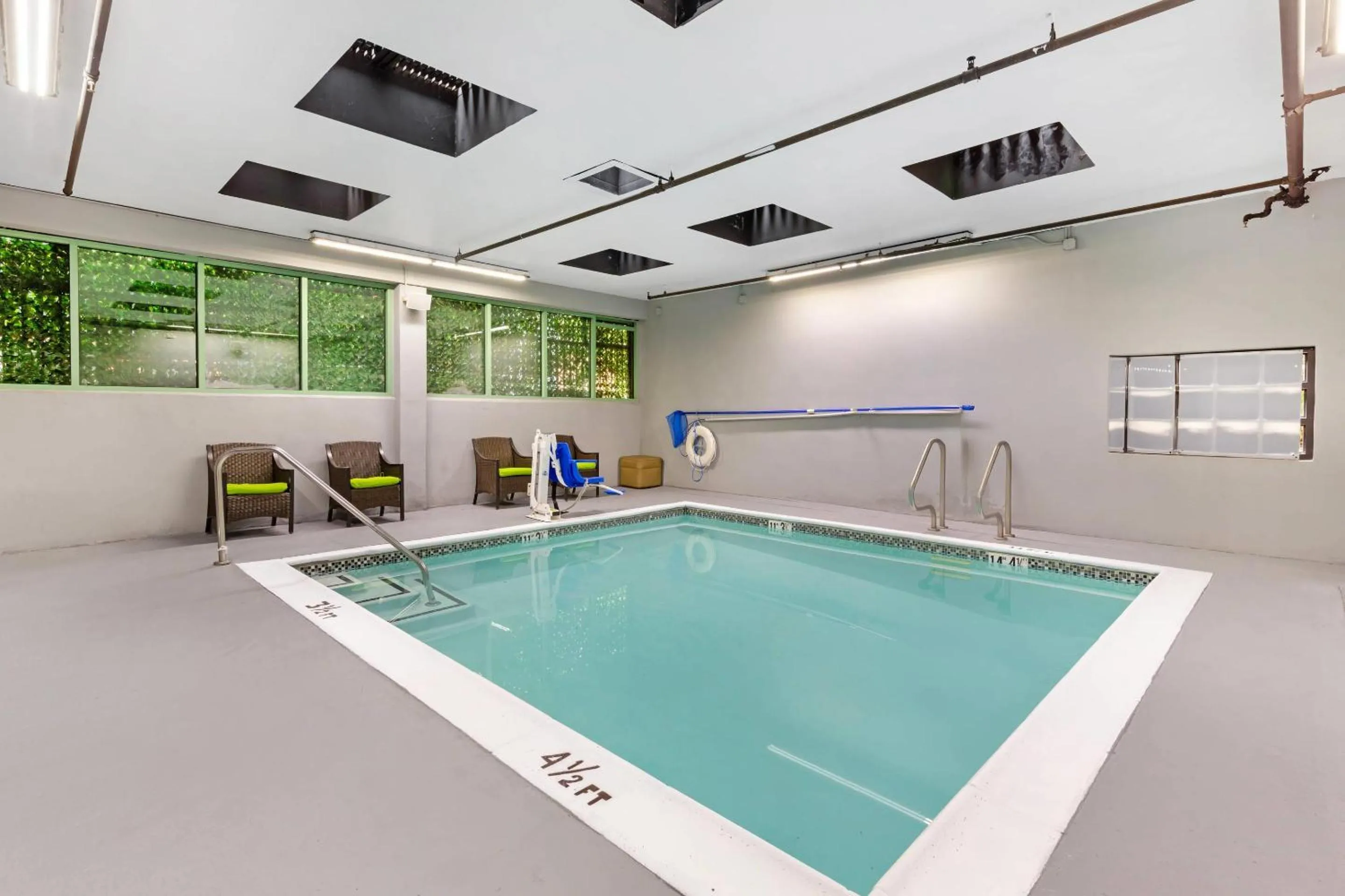 Swimming pool in BLVD Hotel and Studios Universal-Hollywood, an Ascend Collection Hotel