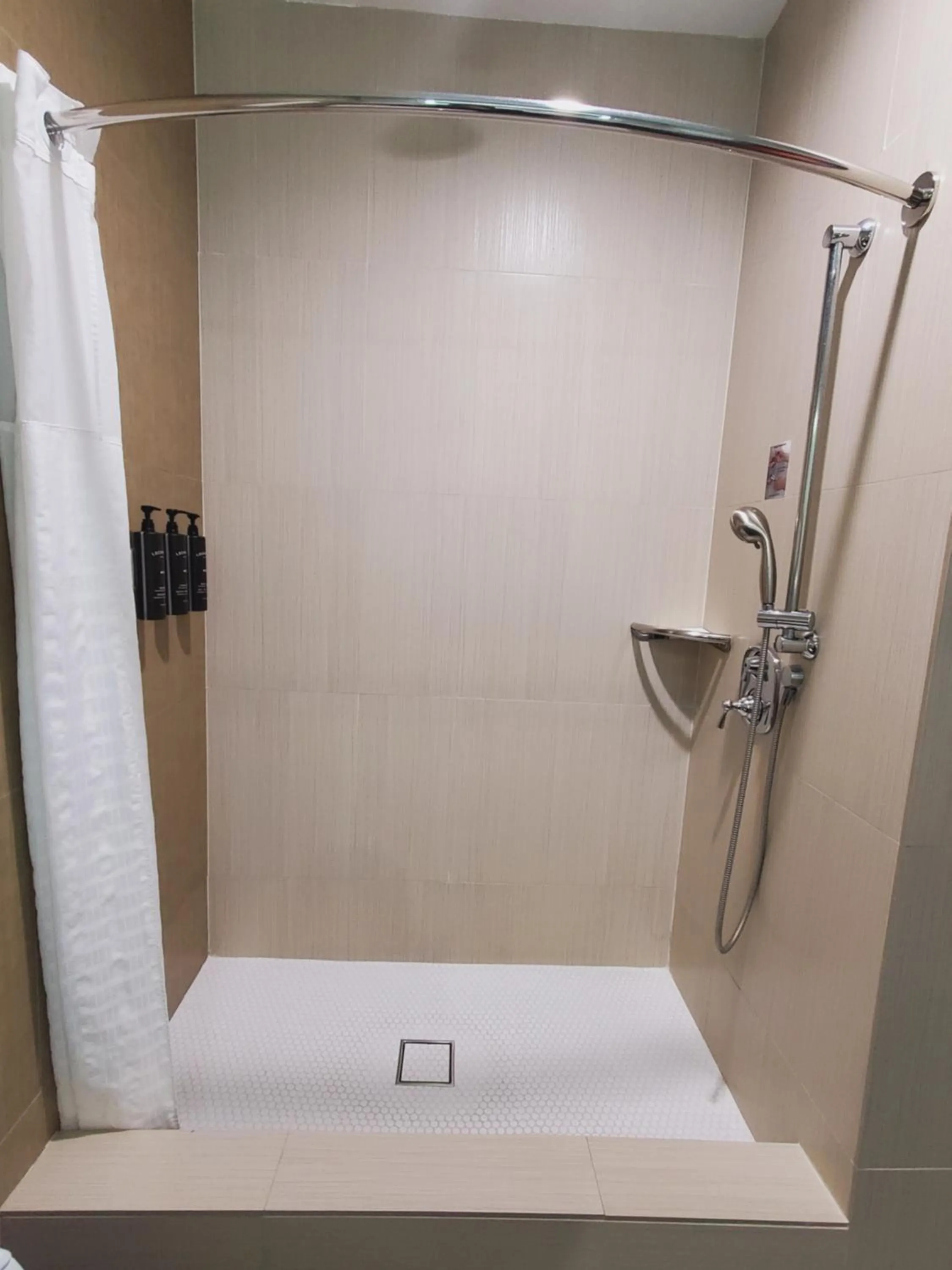 Shower in BLVD Hotel and Studios Universal-Hollywood, an Ascend Collection Hotel