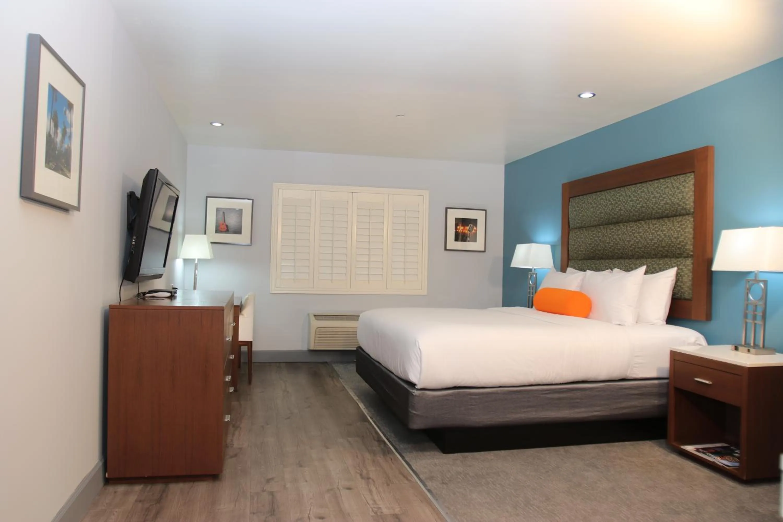 Bed in BLVD Hotel and Studios Universal-Hollywood, an Ascend Collection Hotel