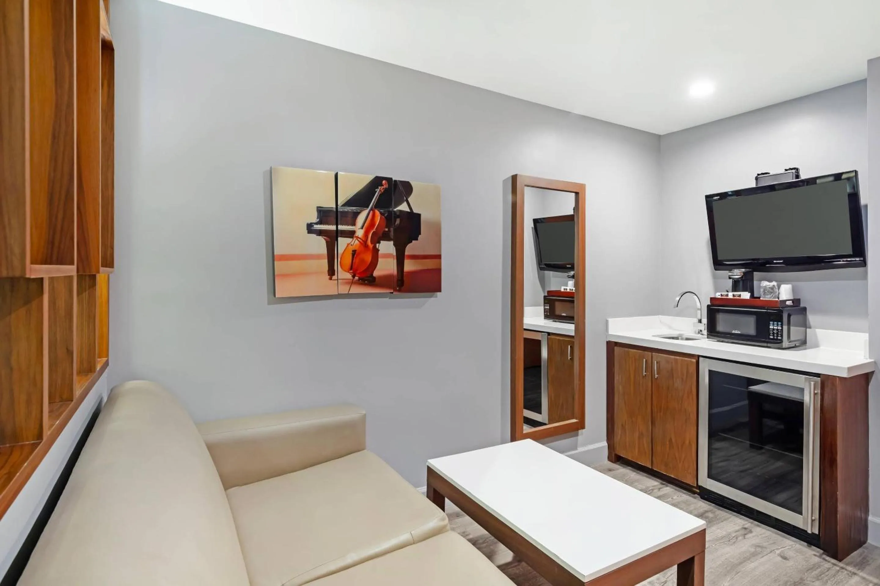 Bedroom in BLVD Hotel and Studios Universal-Hollywood, an Ascend Collection Hotel