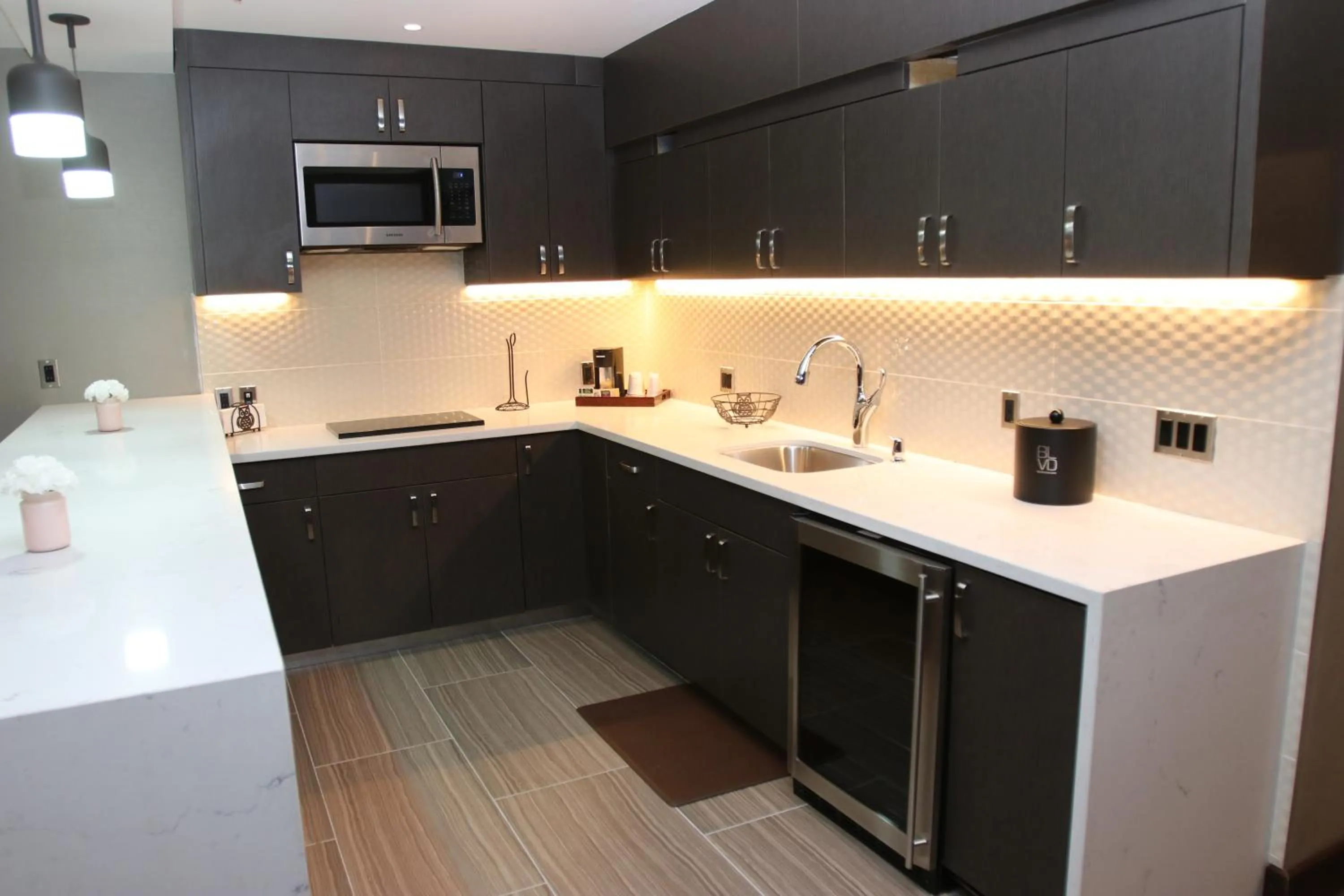 Kitchen or kitchenette in BLVD Hotel and Studios Universal-Hollywood, an Ascend Collection Hotel