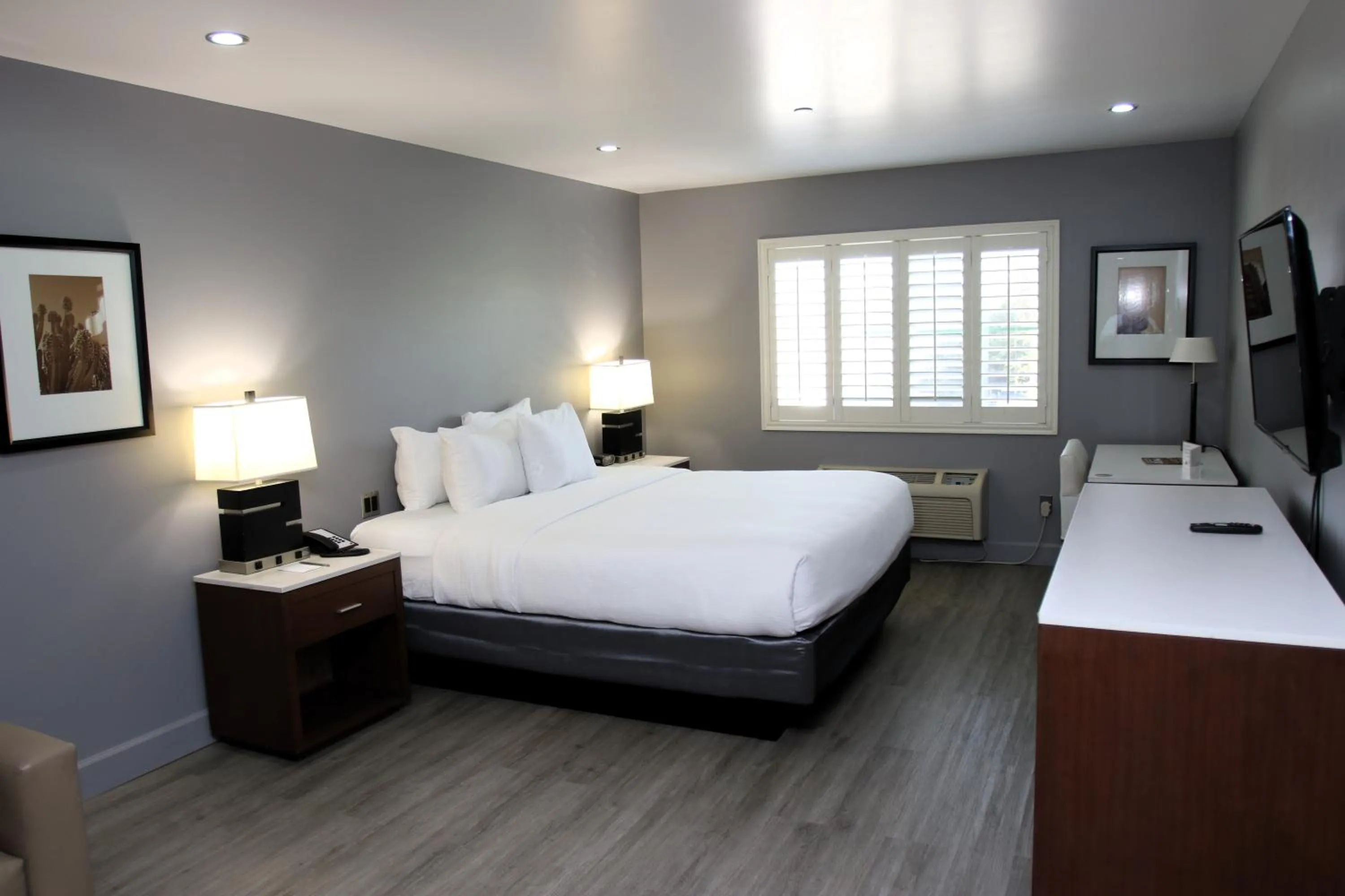 Bed in BLVD Hotel and Studios Universal-Hollywood, an Ascend Collection Hotel