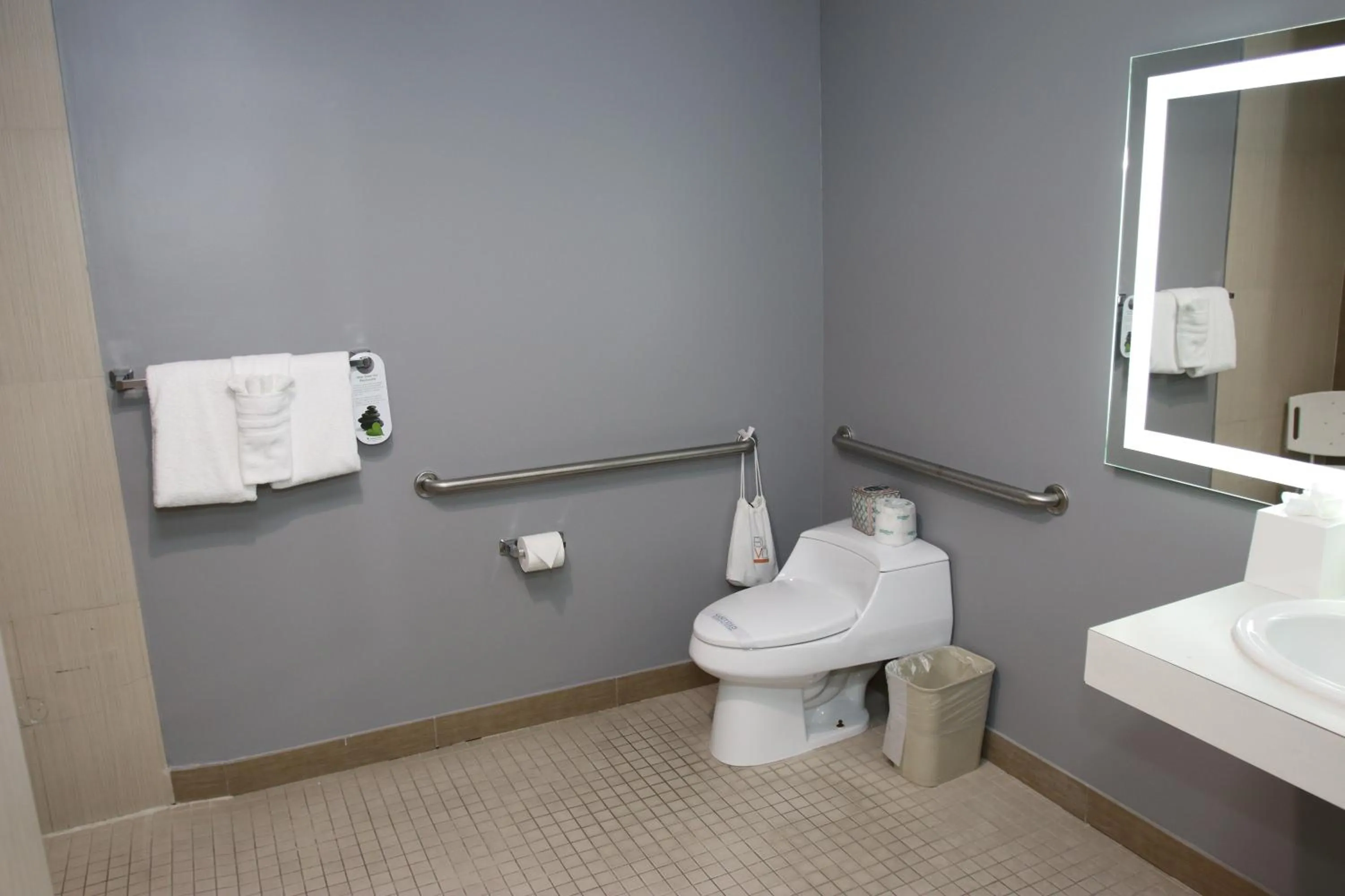 Toilet in BLVD Hotel and Studios Universal-Hollywood, an Ascend Collection Hotel