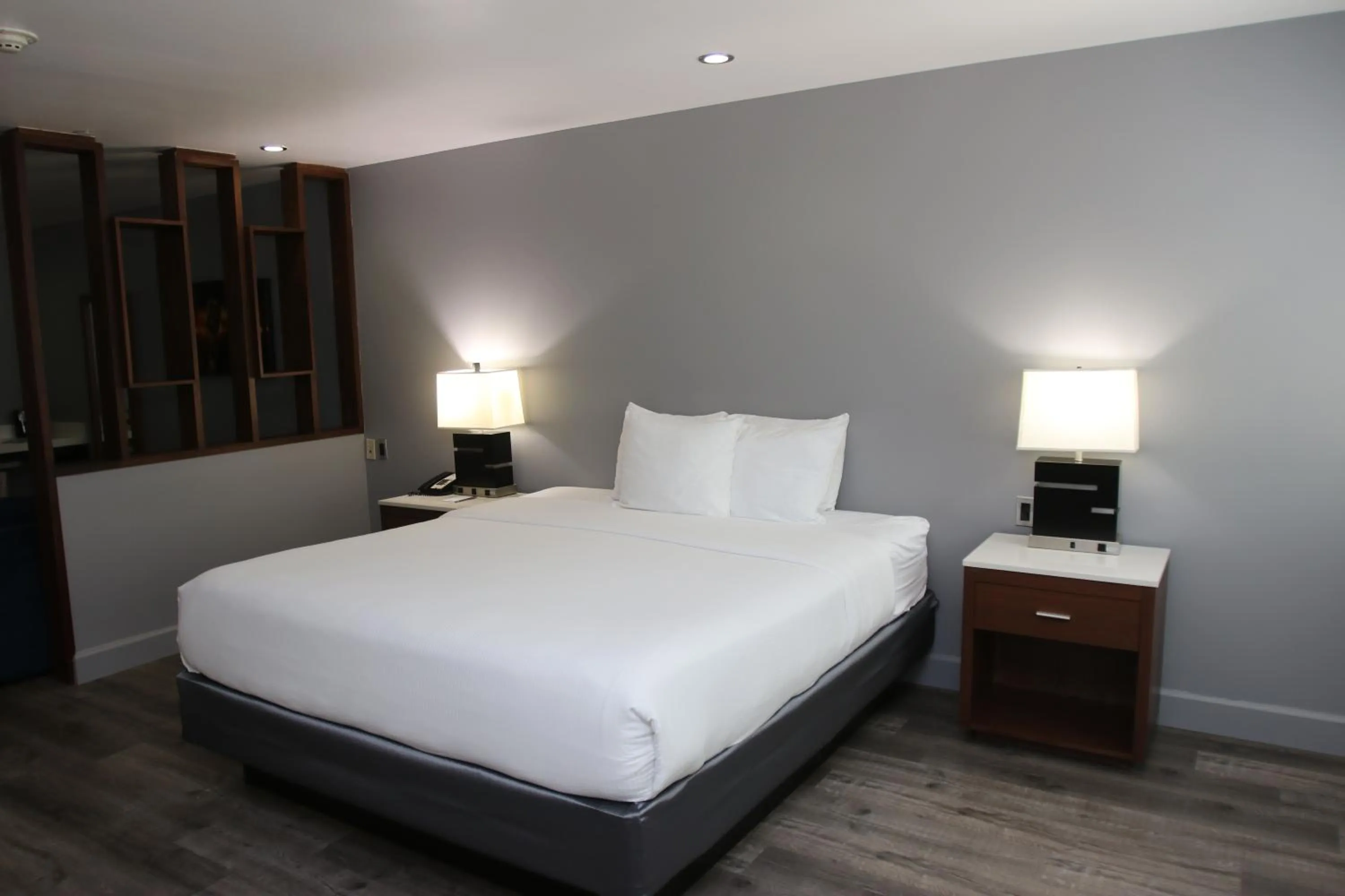 Bed in BLVD Hotel and Studios Universal-Hollywood, an Ascend Collection Hotel