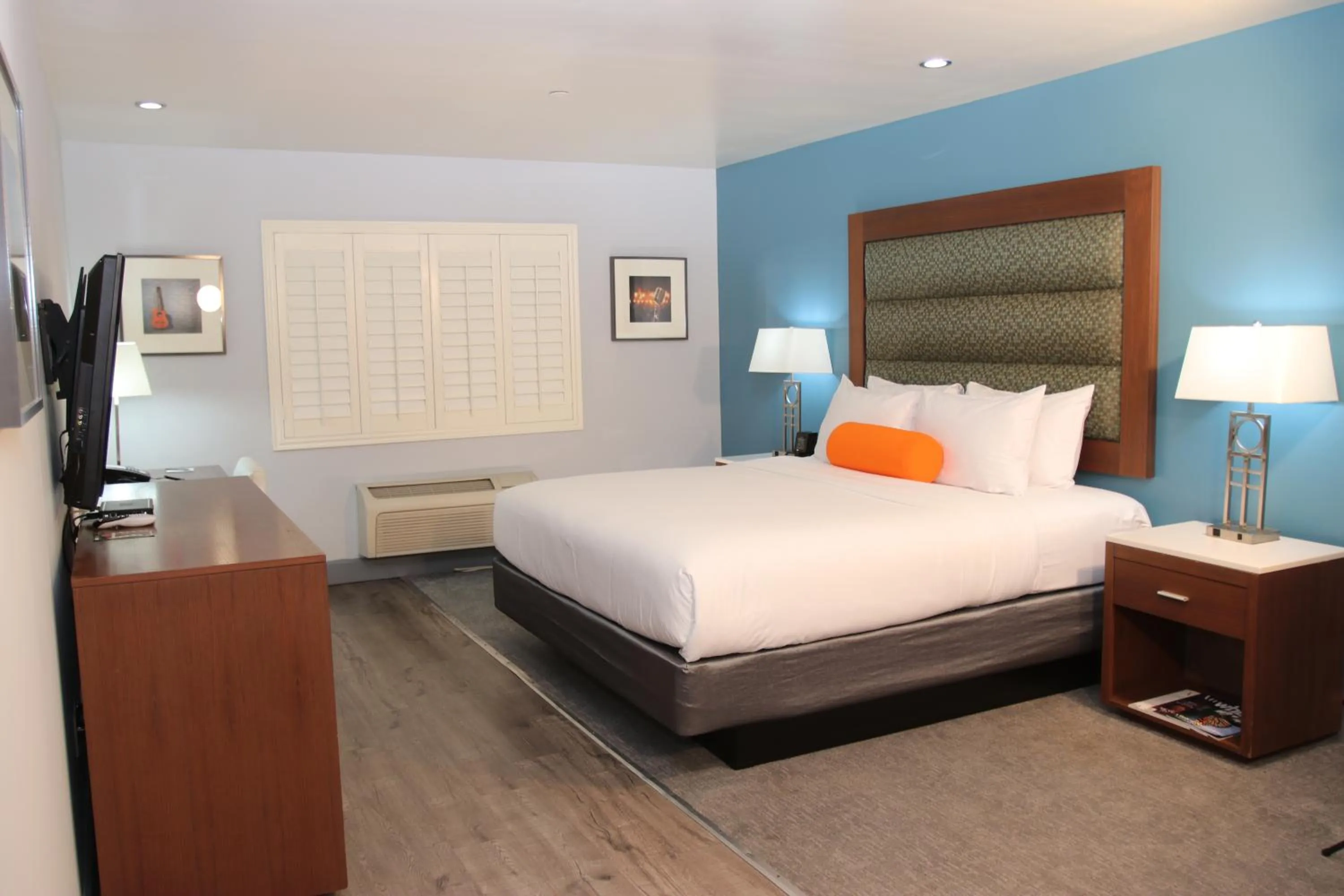 Bed in BLVD Hotel and Studios Universal-Hollywood, an Ascend Collection Hotel