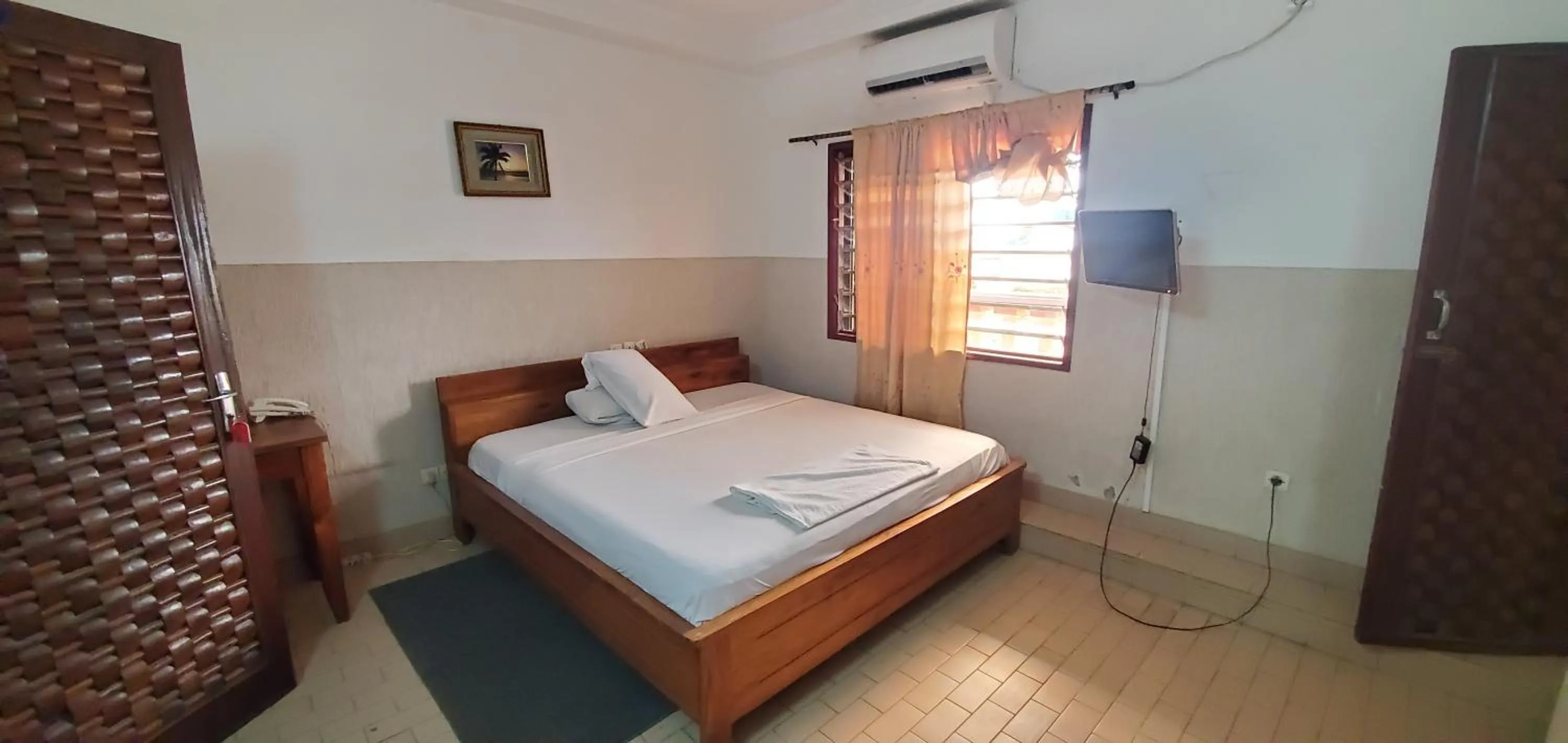 Photo of the whole room, Bed in Royal hotel