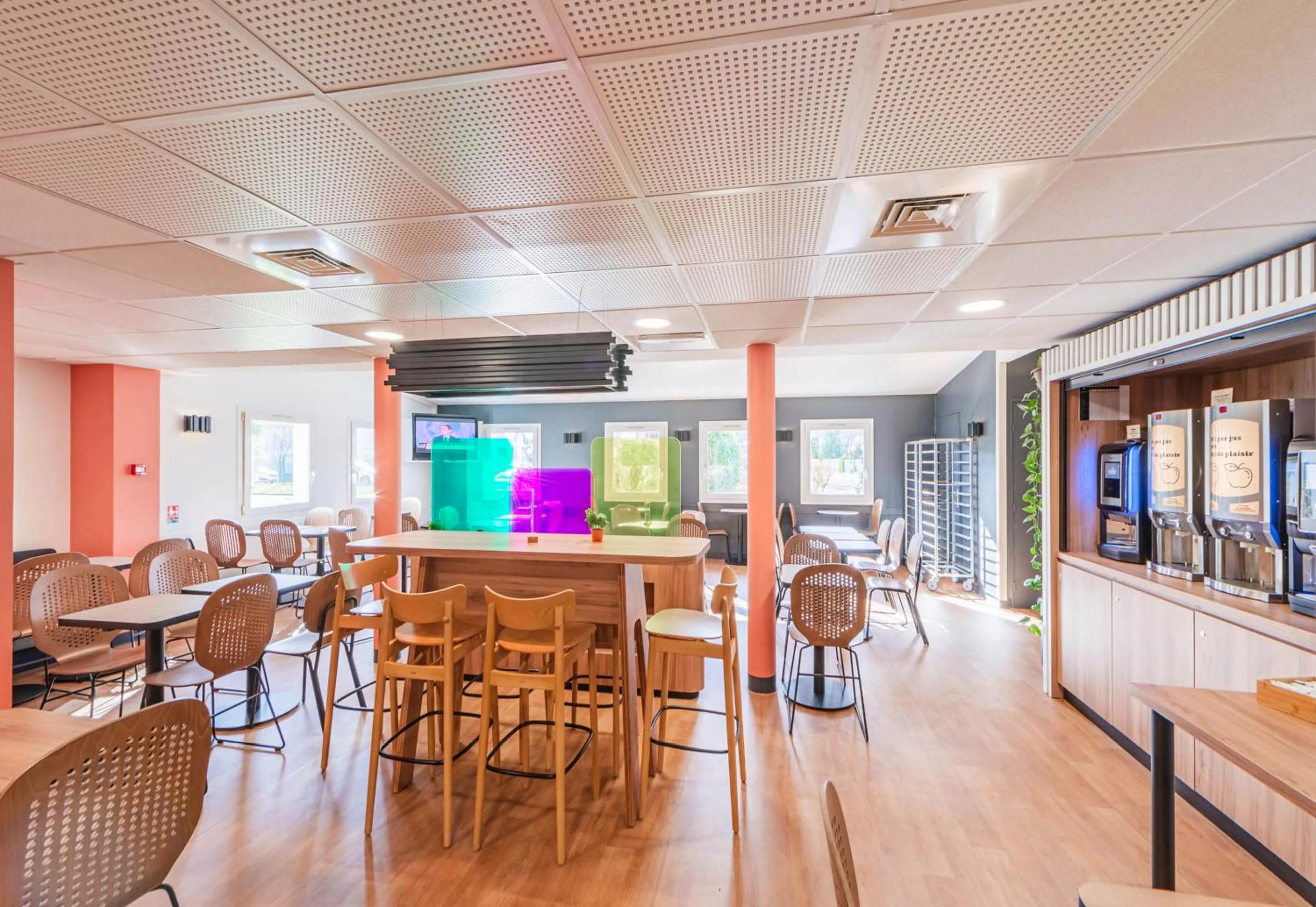 Dining area in B&B HOTEL Strasbourg Nord Mundolsheim