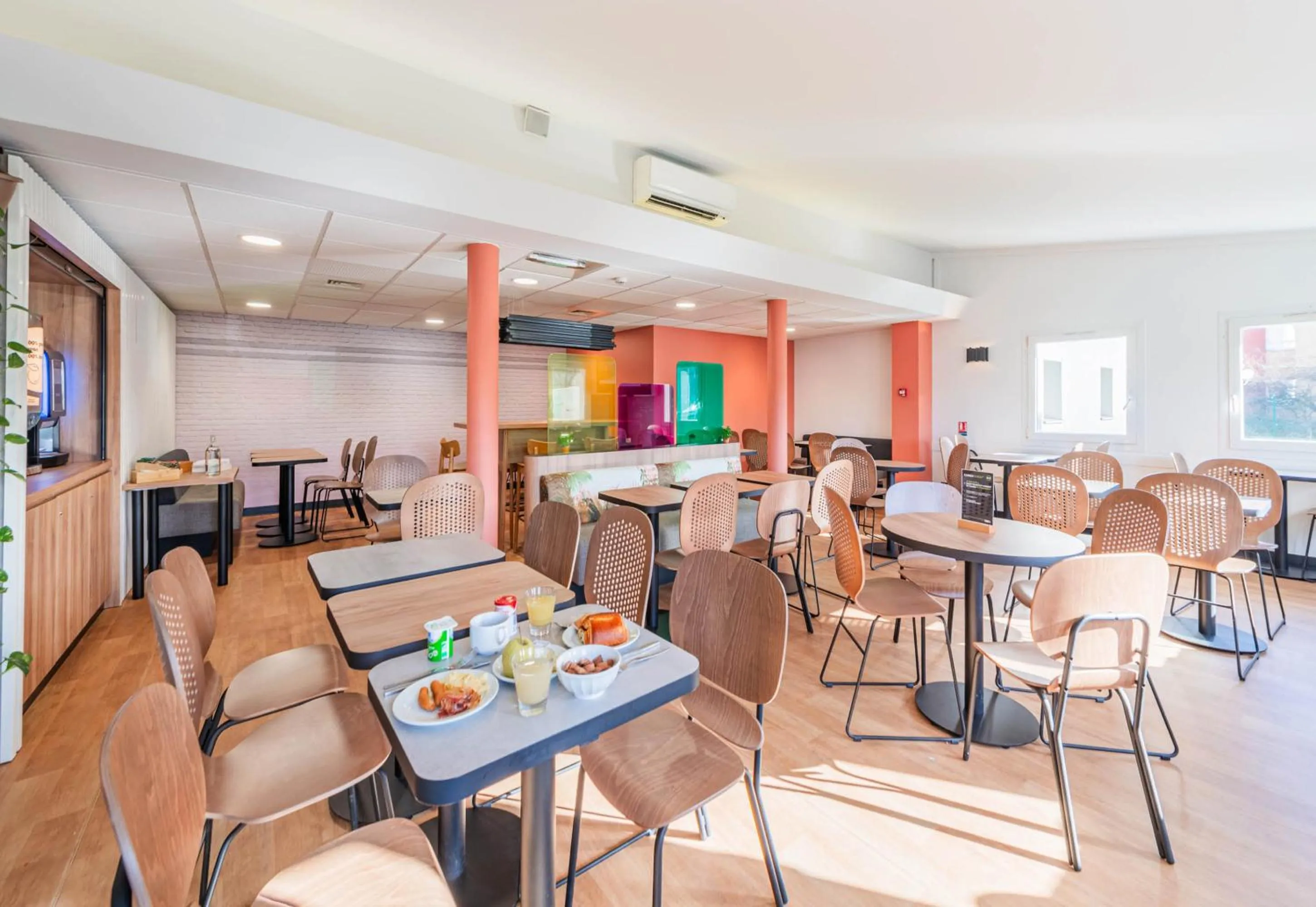 Dining area in B&B HOTEL Strasbourg Nord Mundolsheim
