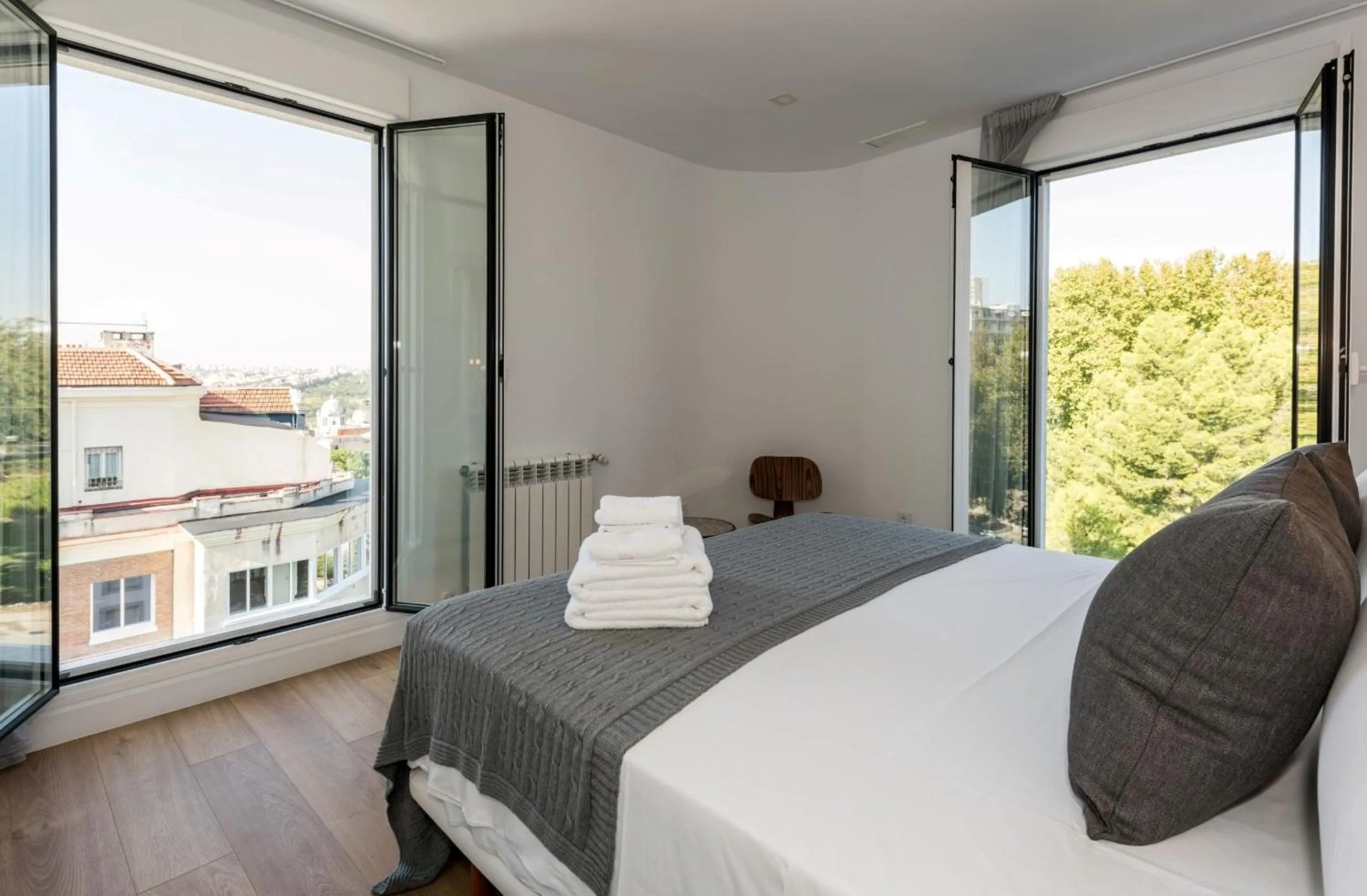 Bed in Plaza de España Skyline