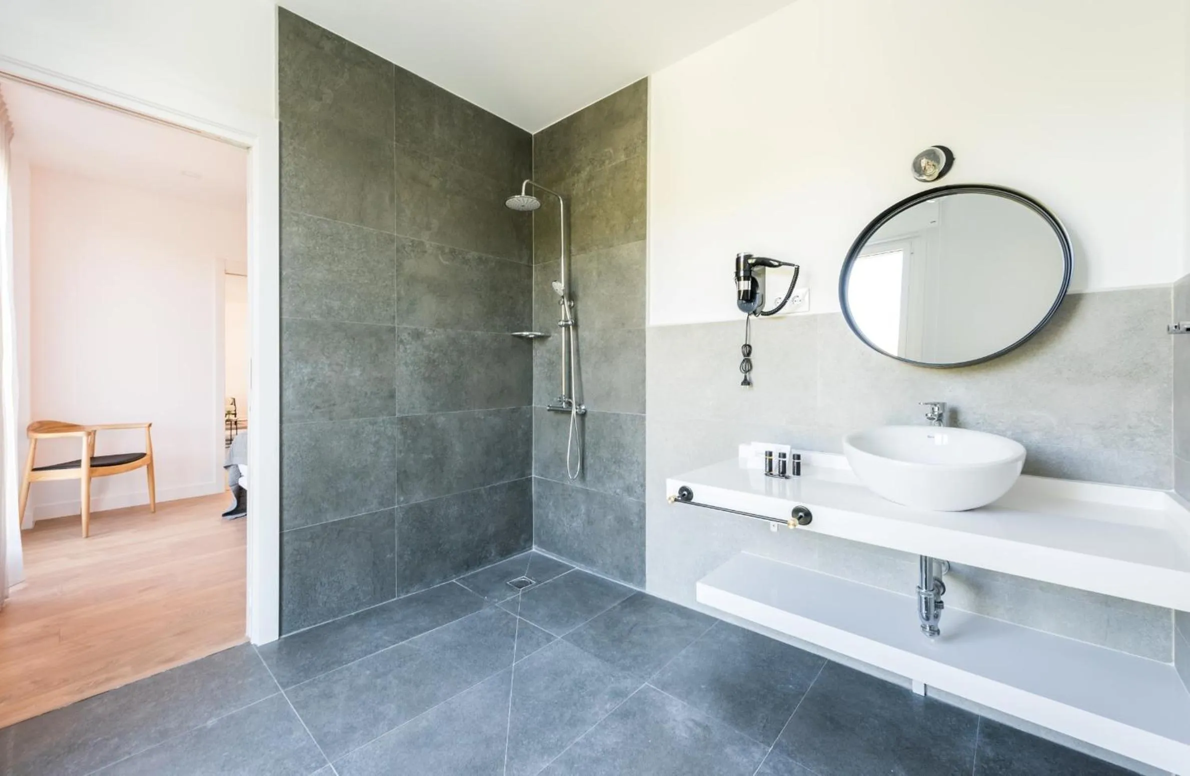 Shower in Plaza de España Skyline