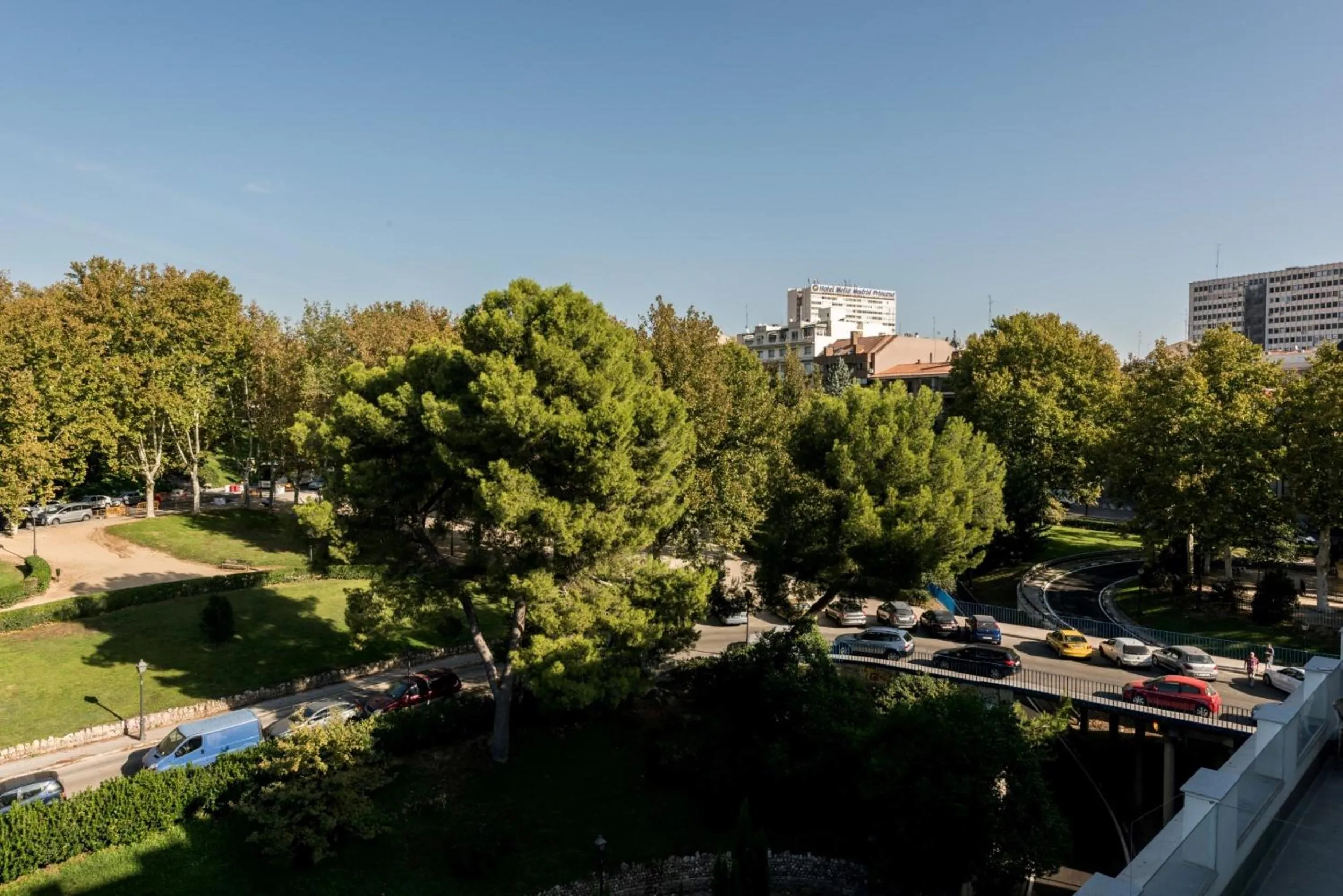 Neighbourhood in Plaza de España Skyline