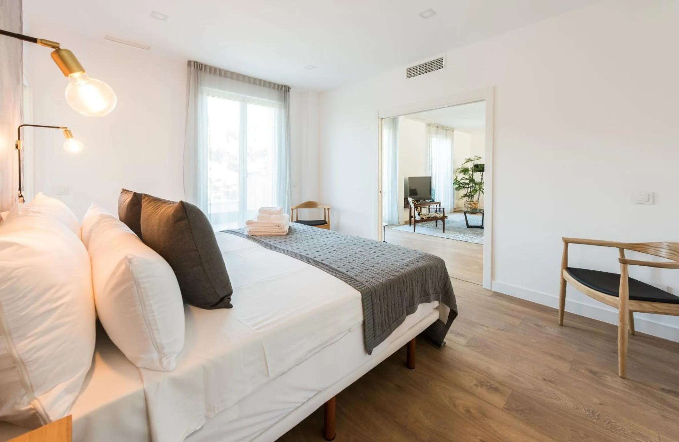 Photo of the whole room, Bed in Plaza de España Skyline