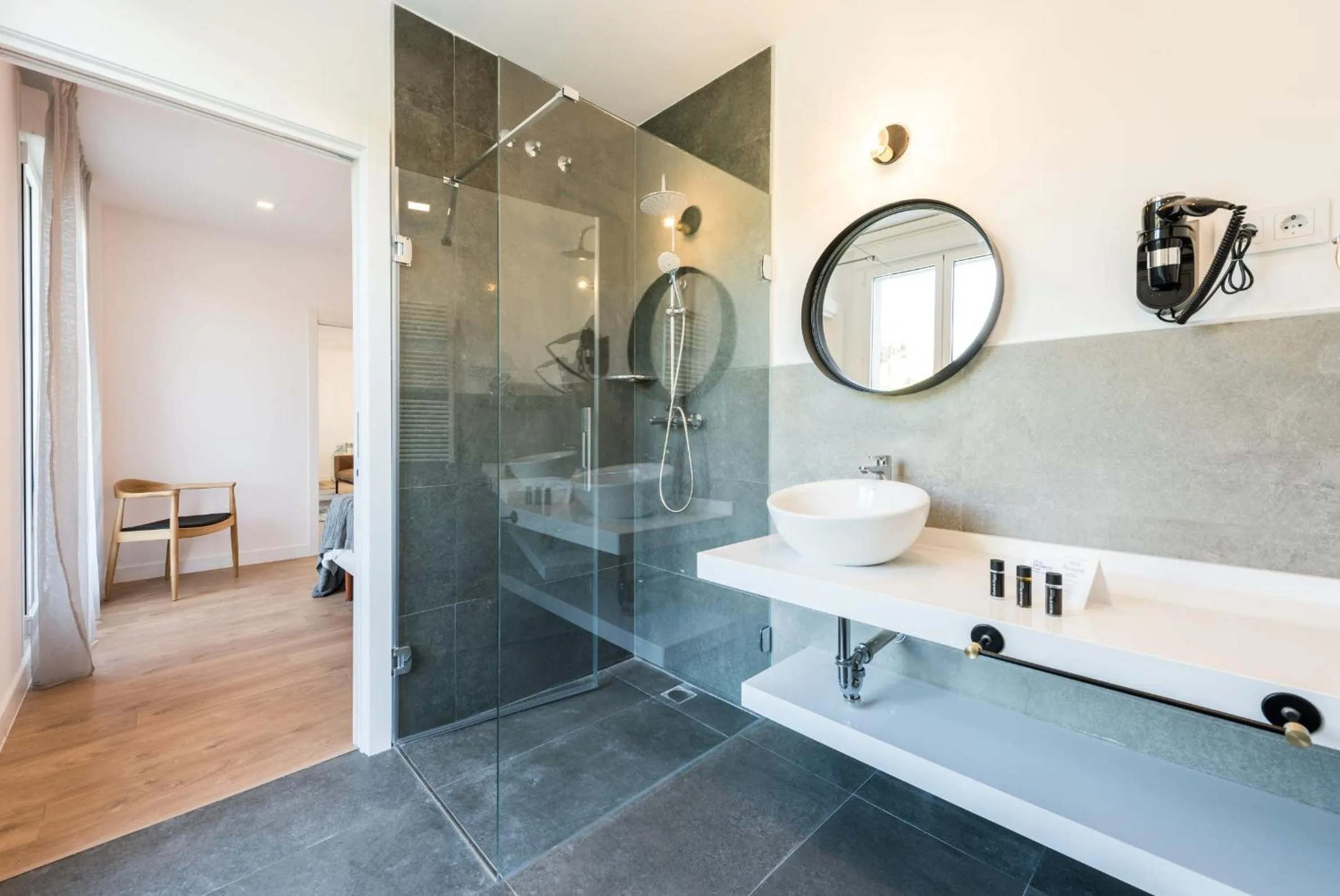 Shower in Plaza de España Skyline