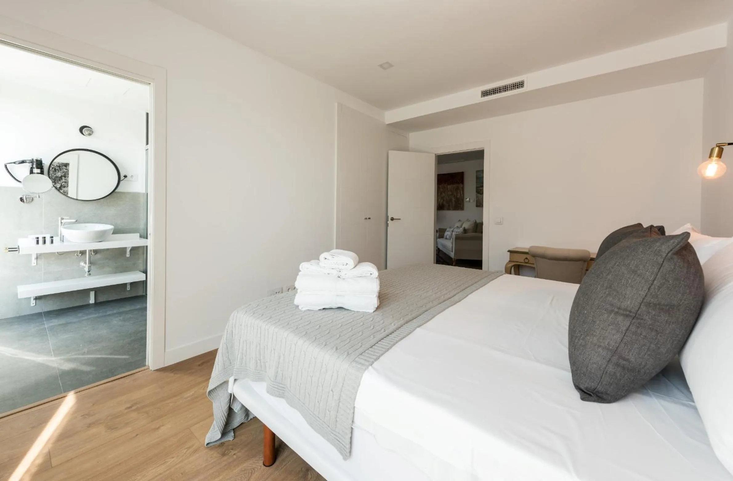 Bed in Plaza de España Skyline