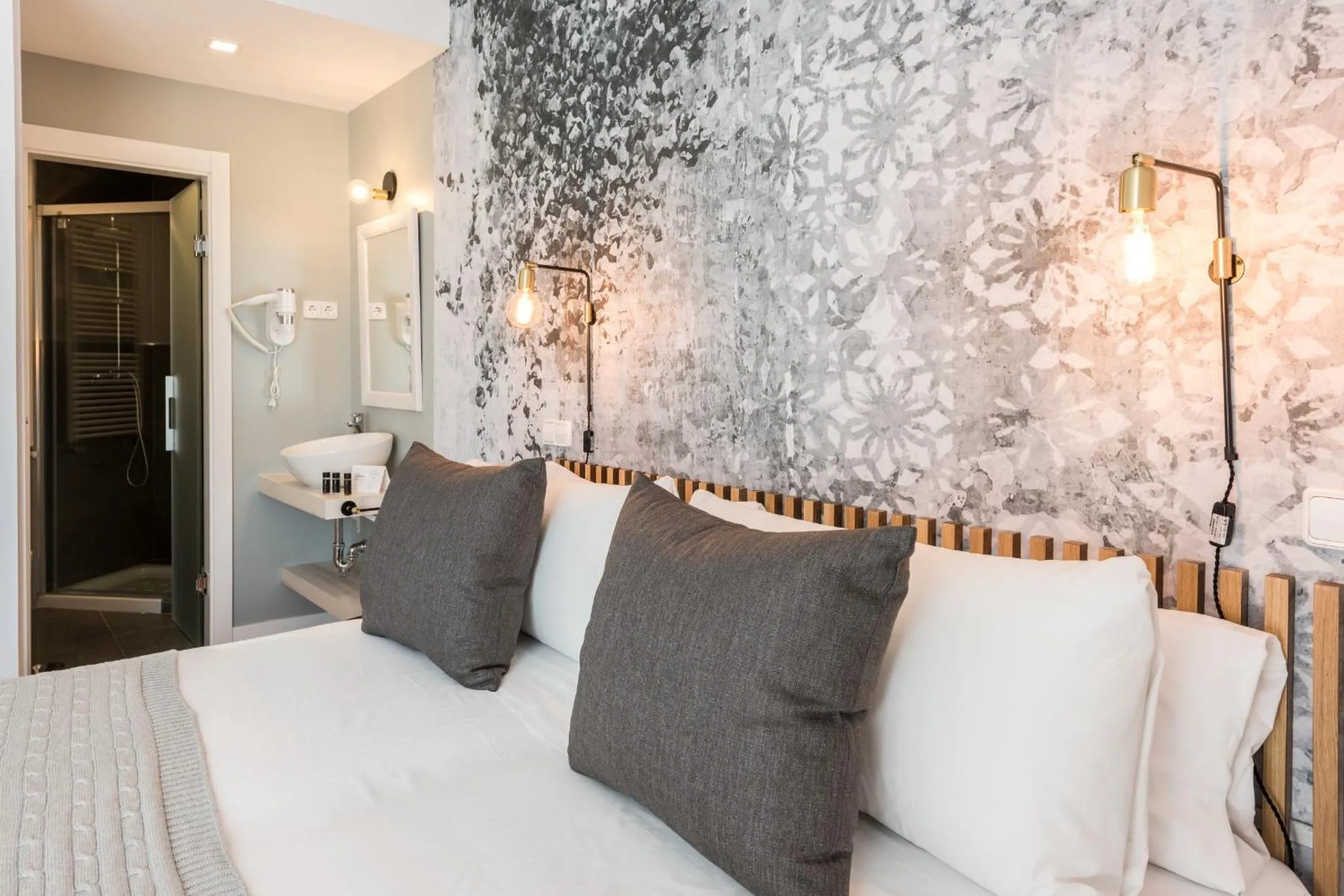 Bed in Plaza de España Skyline