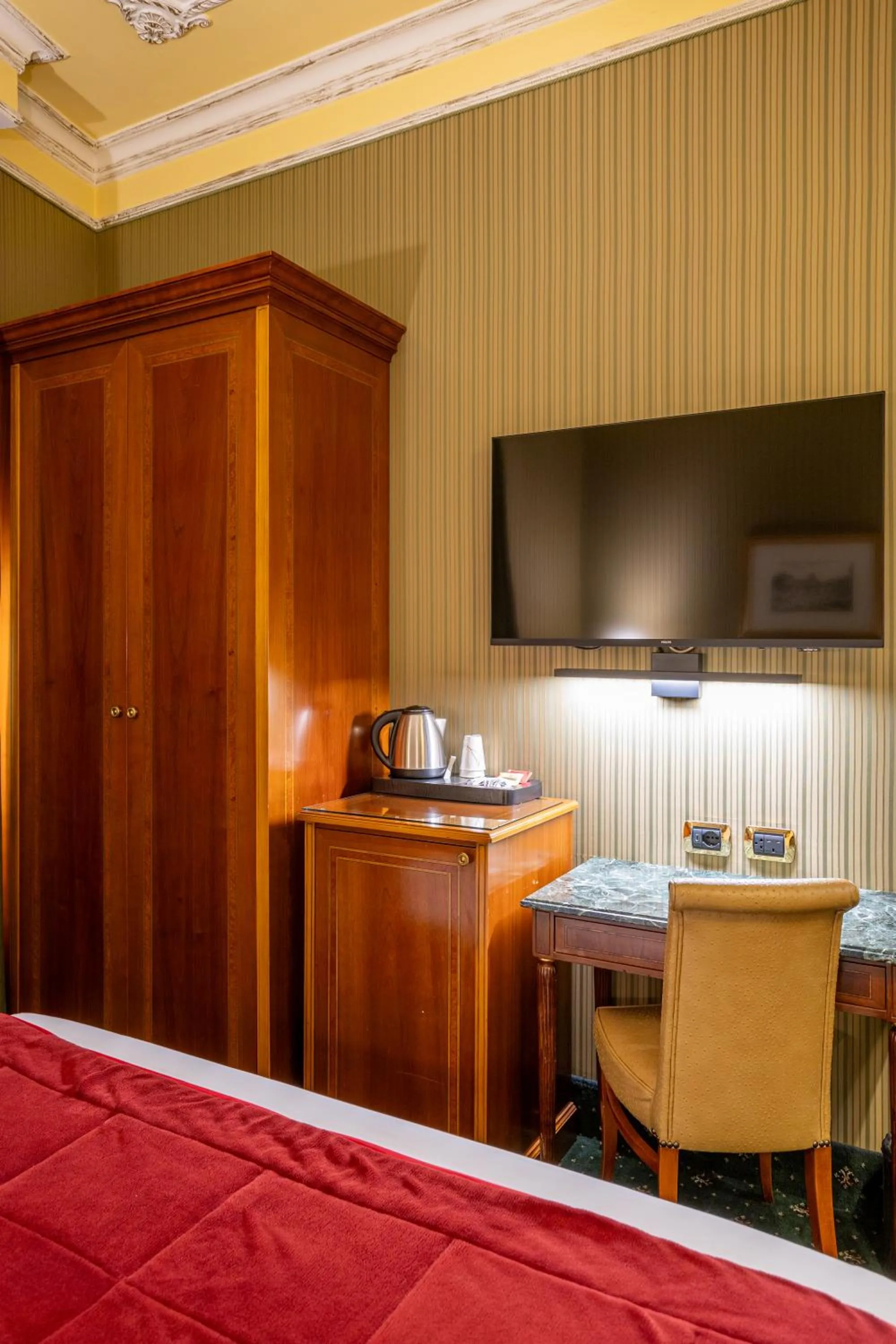 Coffee/tea facilities in Hotel Manfredi Suite In Rome