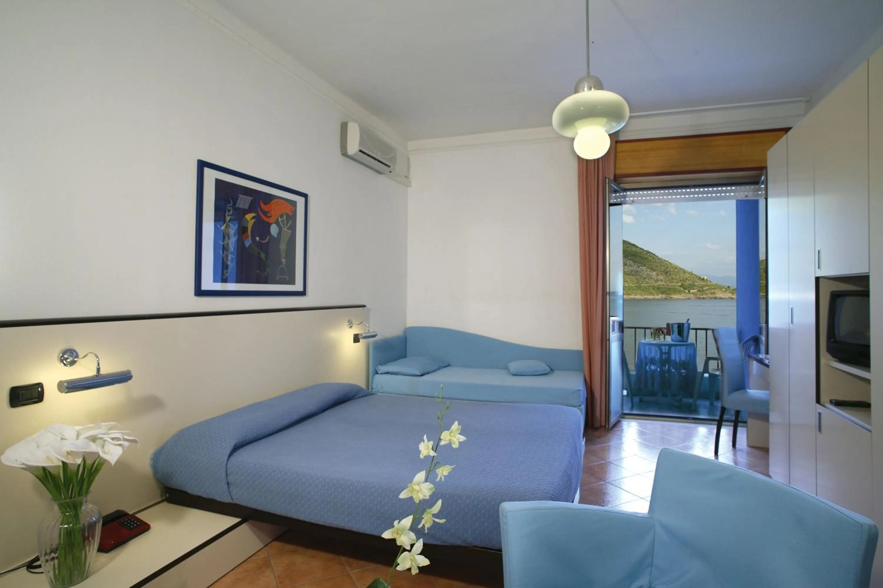Shower, Bed in Hotel Mediterraneo Sapri