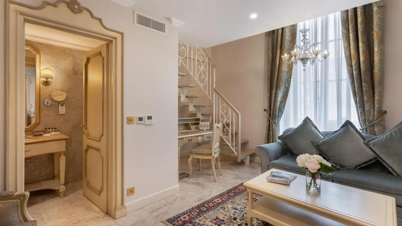 Seating area in Domus Zamittello