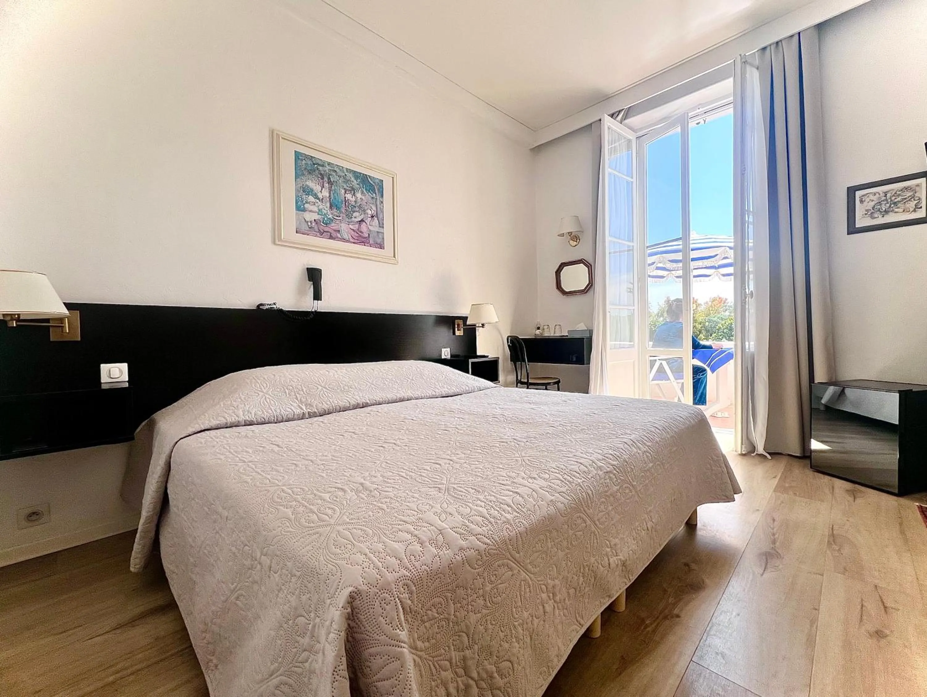 Photo of the whole room in Hotel des Mimosas