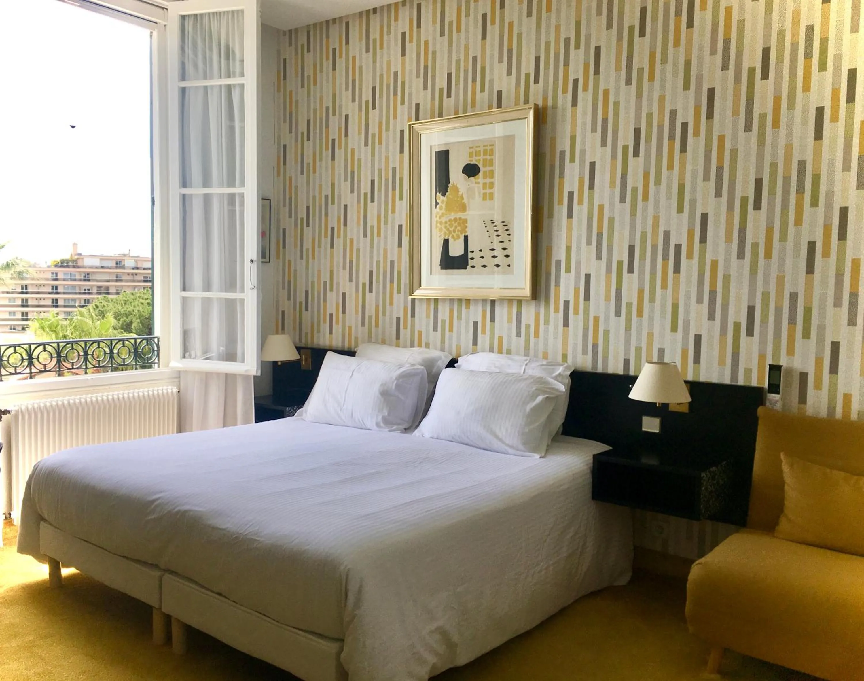 Photo of the whole room in Hotel des Mimosas