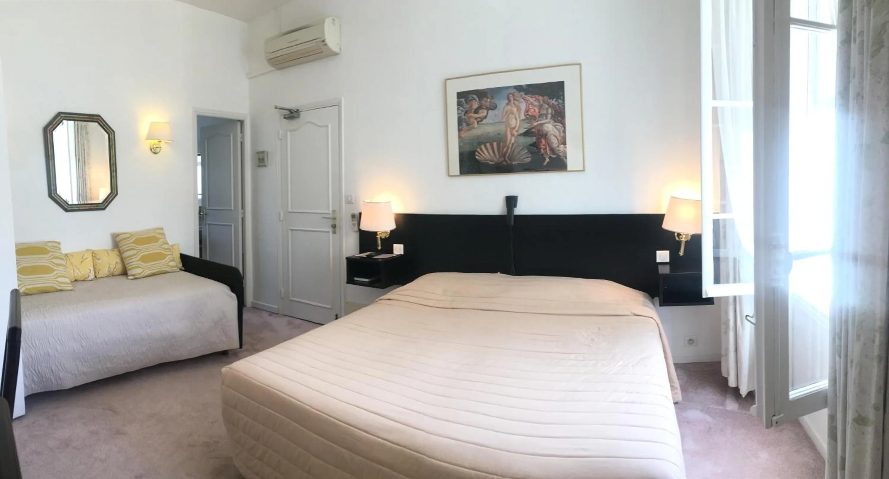 Pool view in Hotel des Mimosas