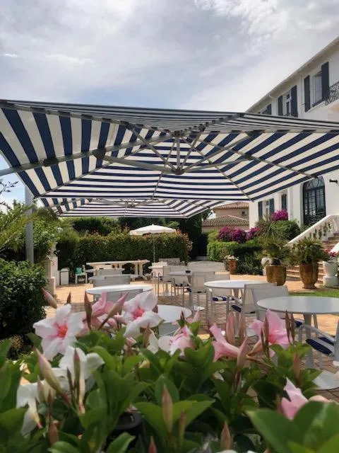 Property building in Hotel des Mimosas