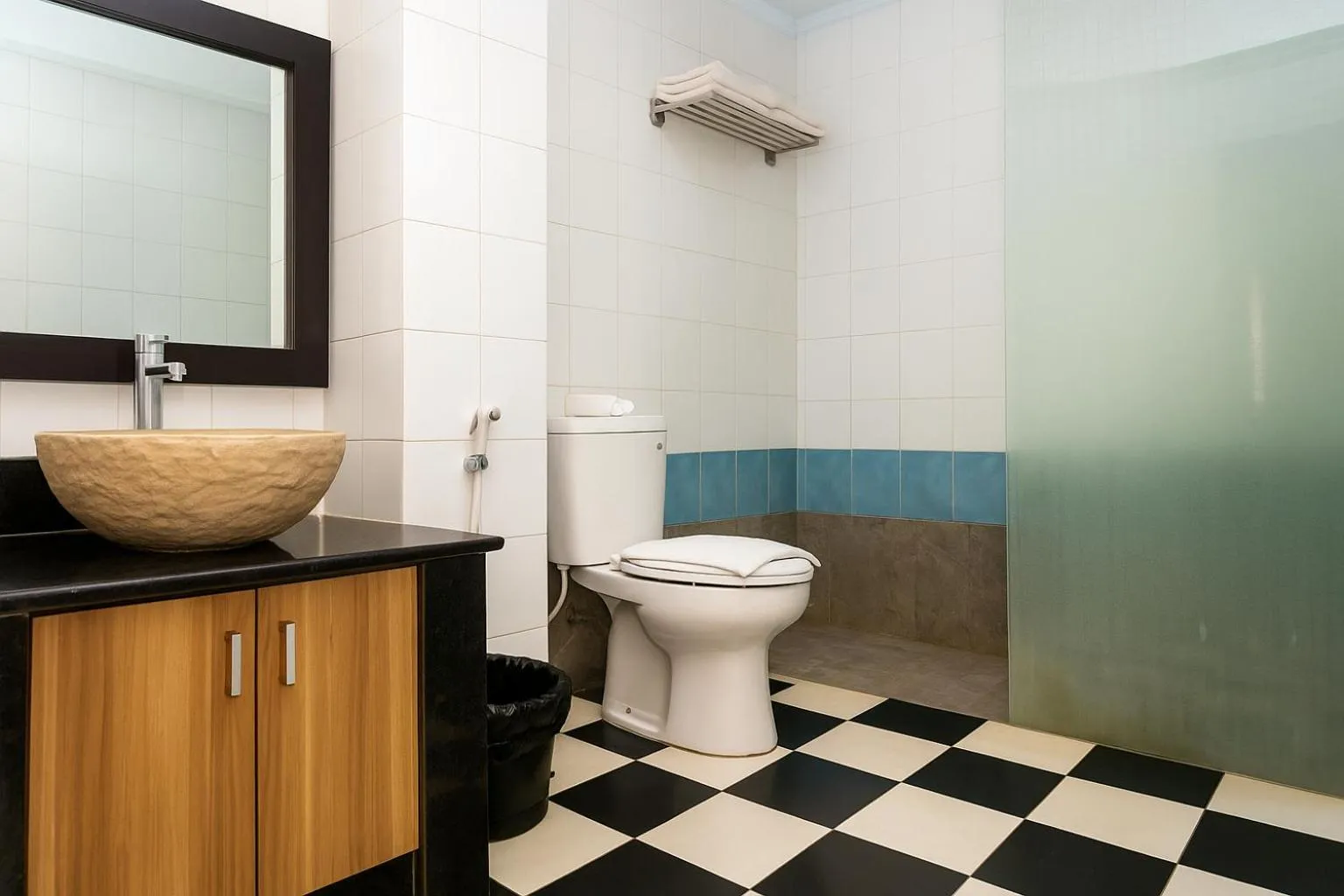 Bathroom in Puri Saron Denpasar Hotel