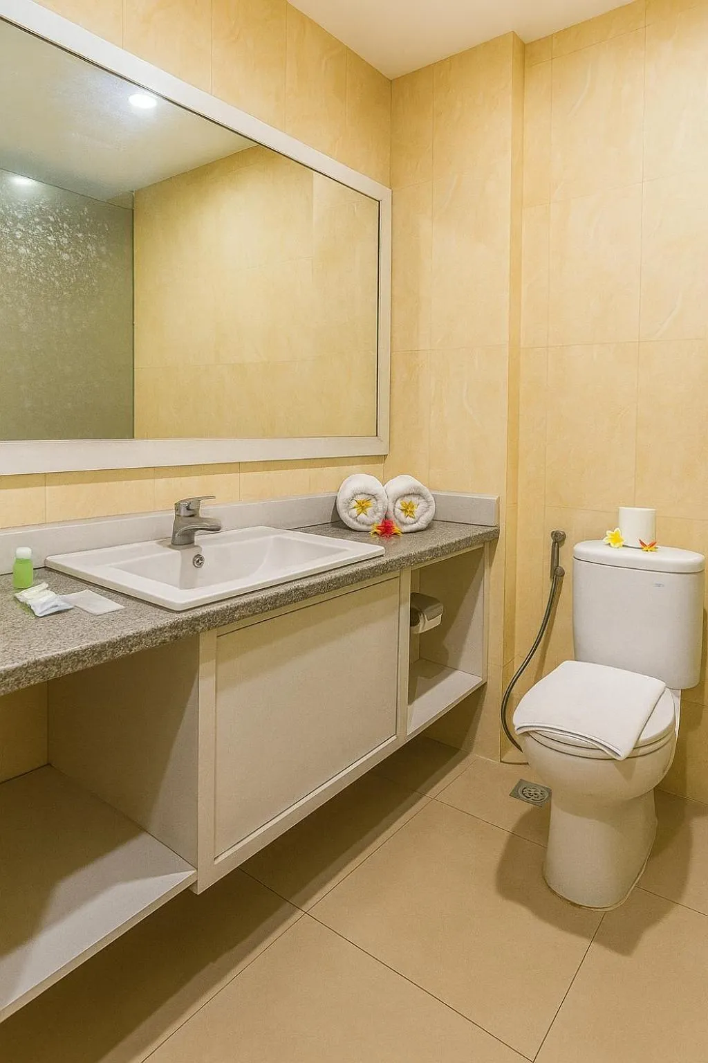 Bathroom in Puri Saron Denpasar Hotel