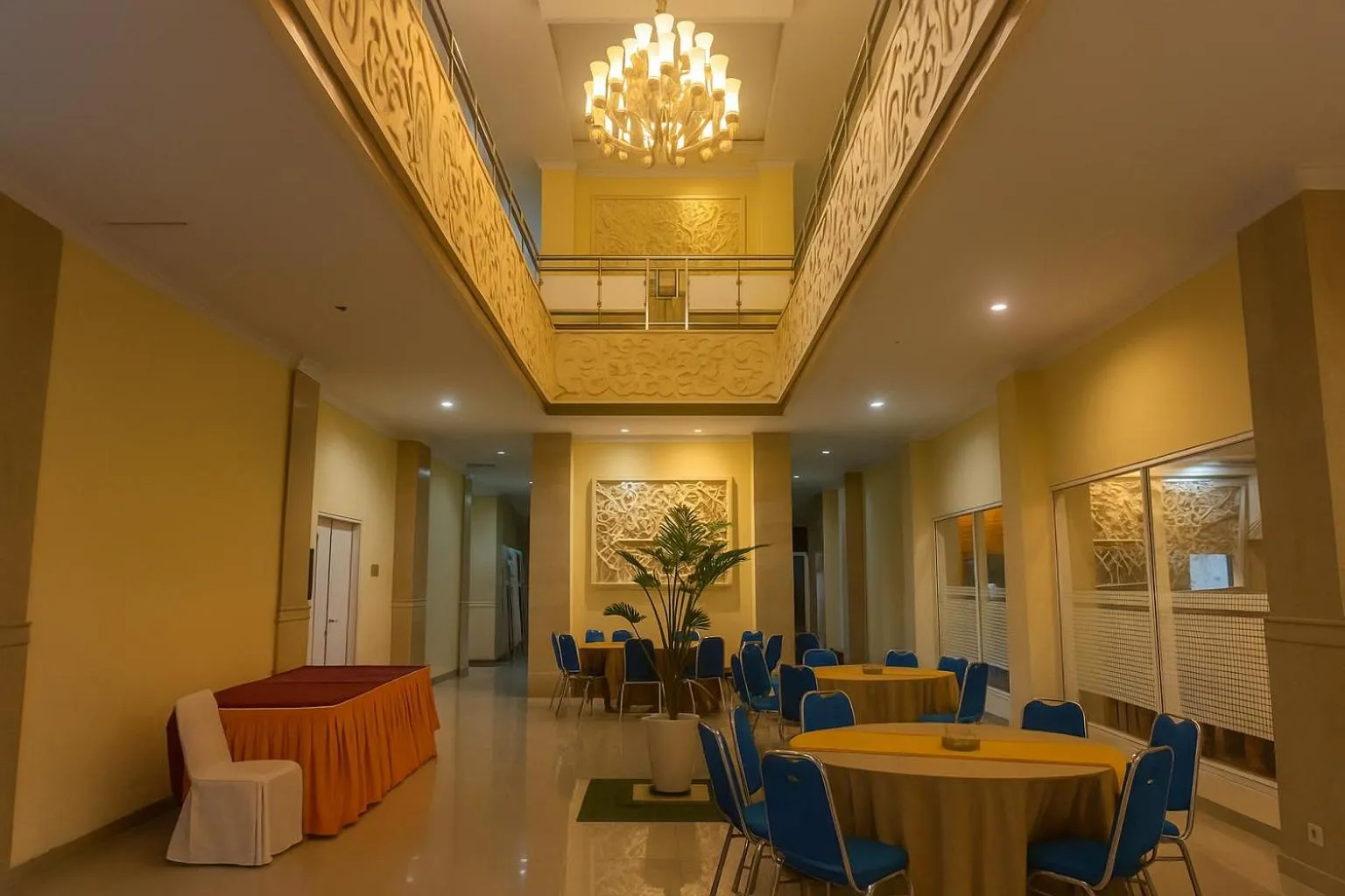 Restaurant/places to eat in Puri Saron Denpasar Hotel