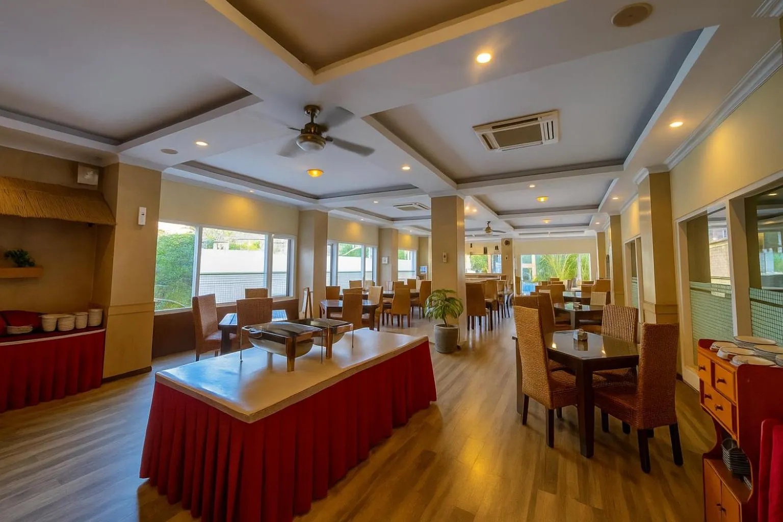 Restaurant/places to eat in Puri Saron Denpasar Hotel