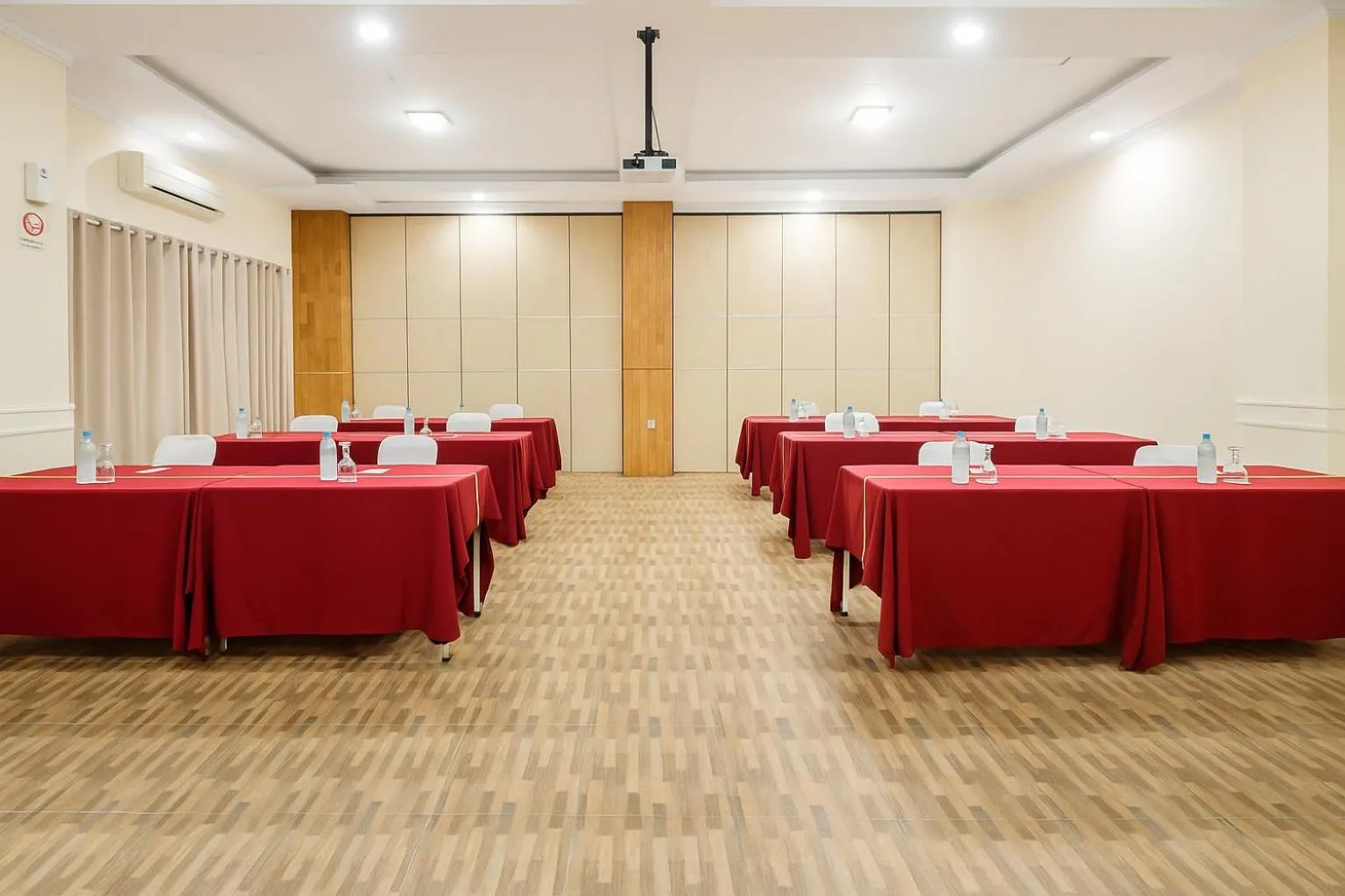 Meeting/conference room in Puri Saron Denpasar Hotel