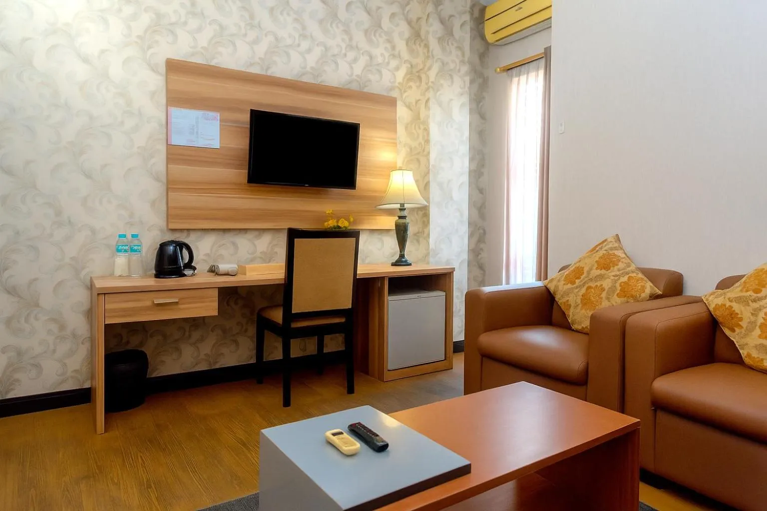 Seating area in Puri Saron Denpasar Hotel