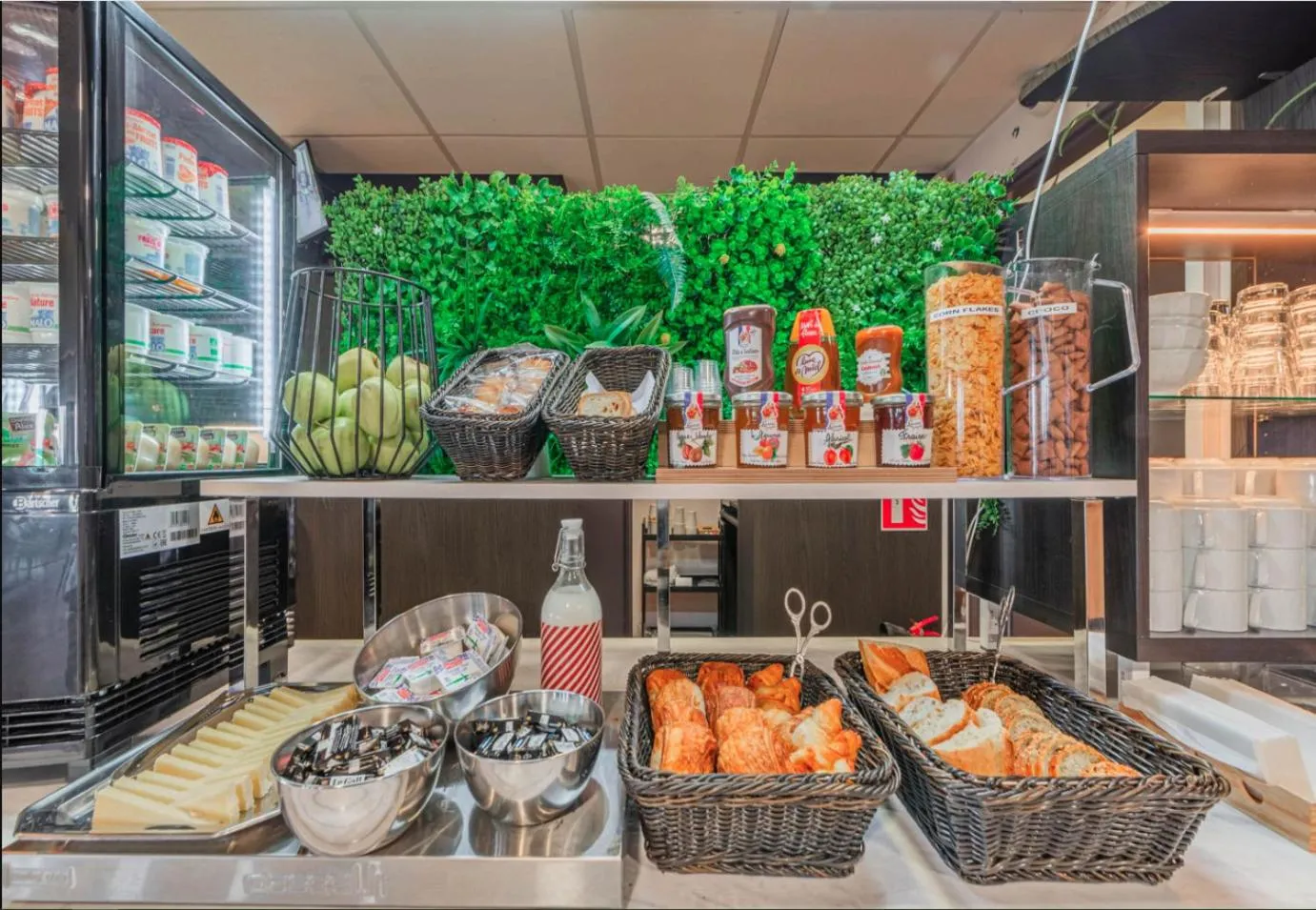 Food in B&B HOTEL Strasbourg Aéroport