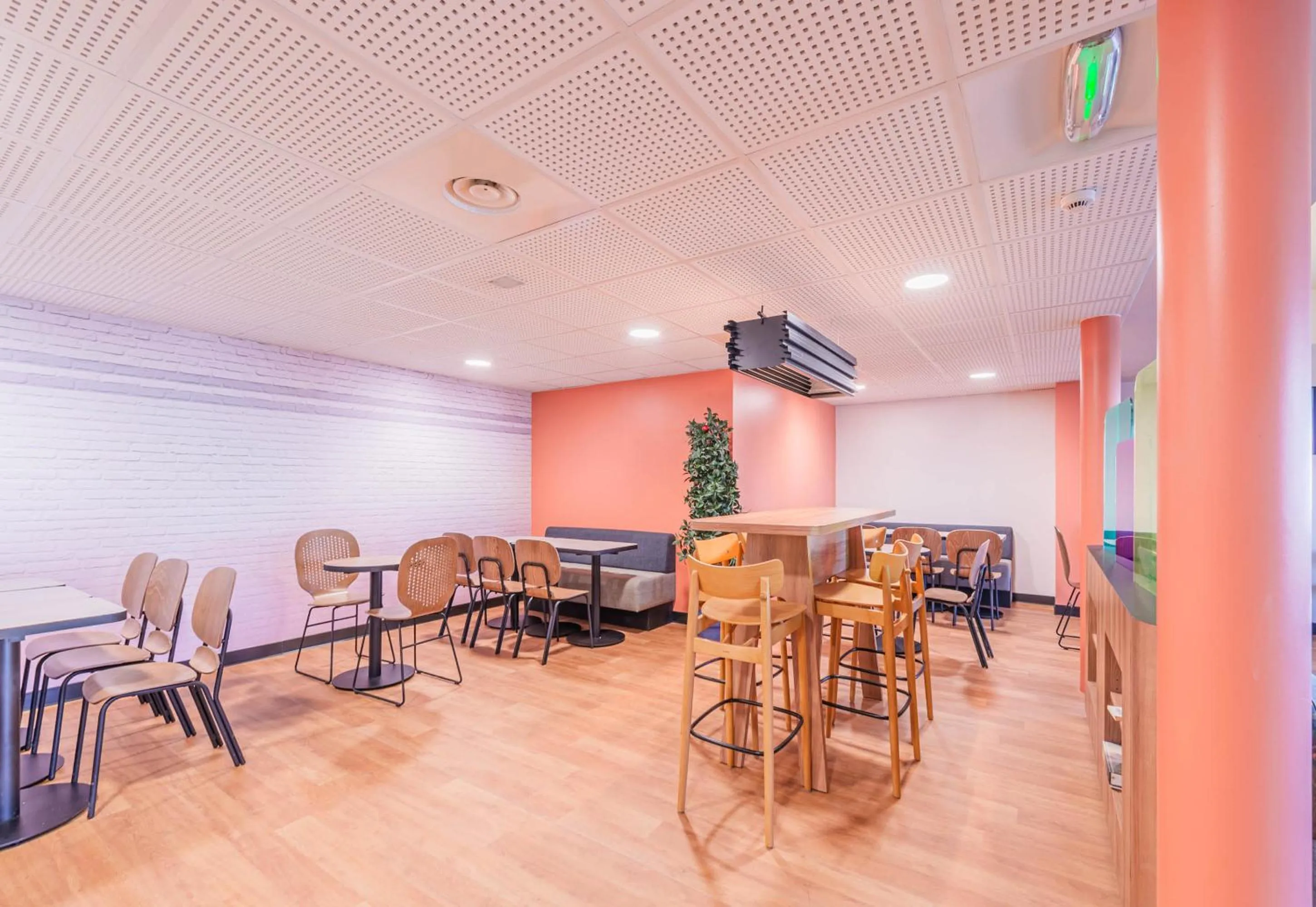 Restaurant/places to eat in B&B HOTEL Strasbourg Aéroport