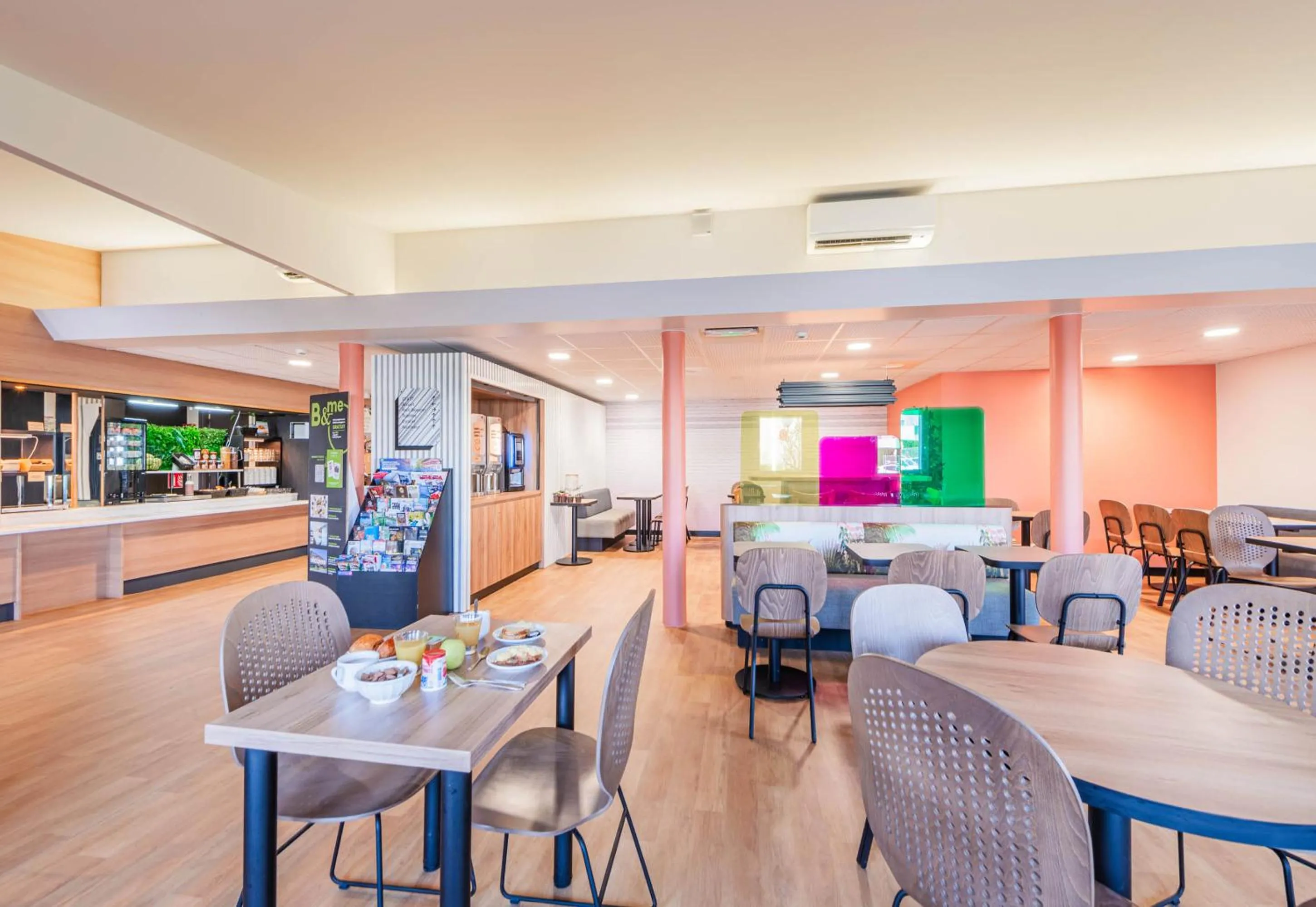 Restaurant/places to eat in B&B HOTEL Strasbourg Aéroport