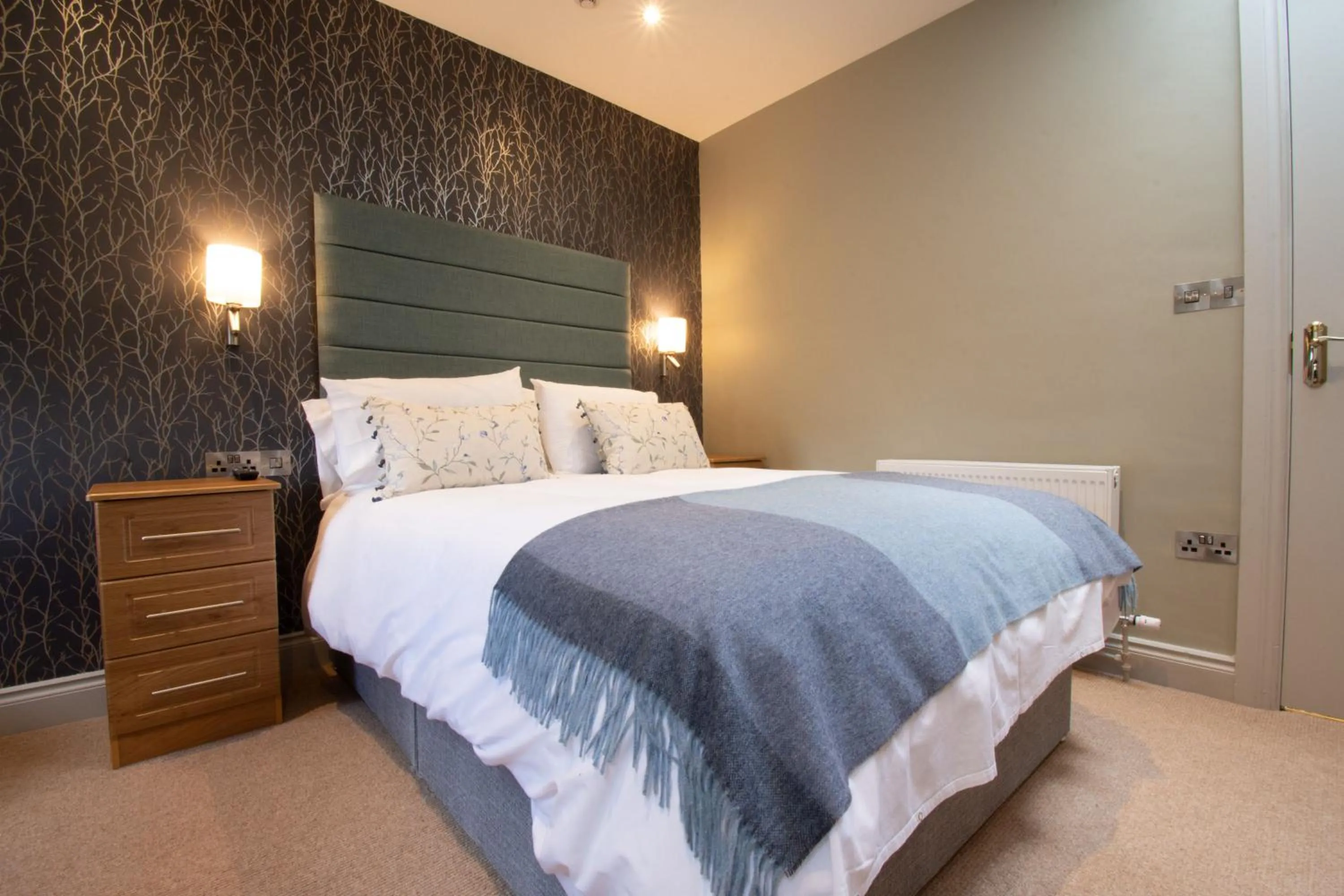 Bed in Nevins Newfield Inn Ltd