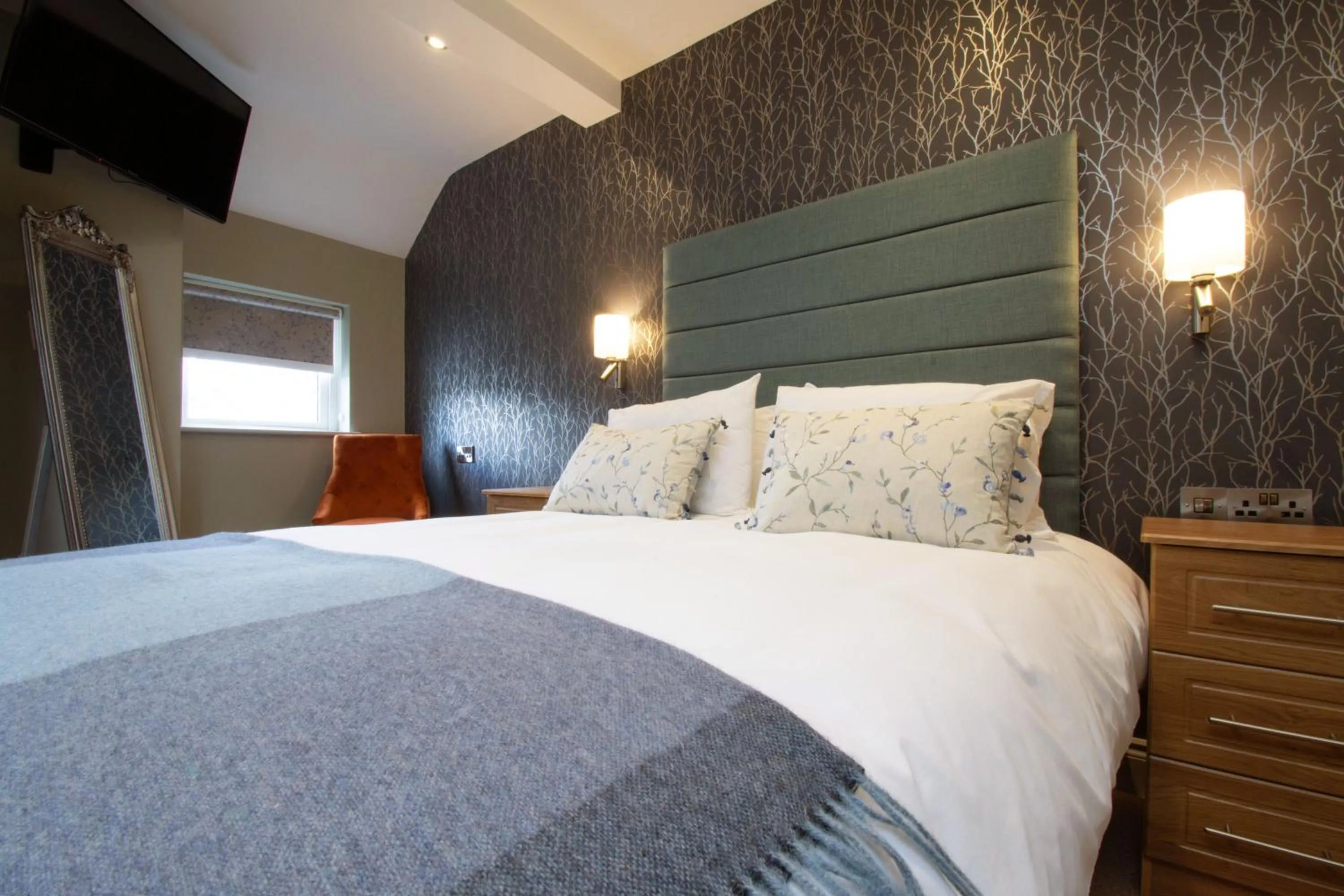 Bed in Nevins Newfield Inn Ltd