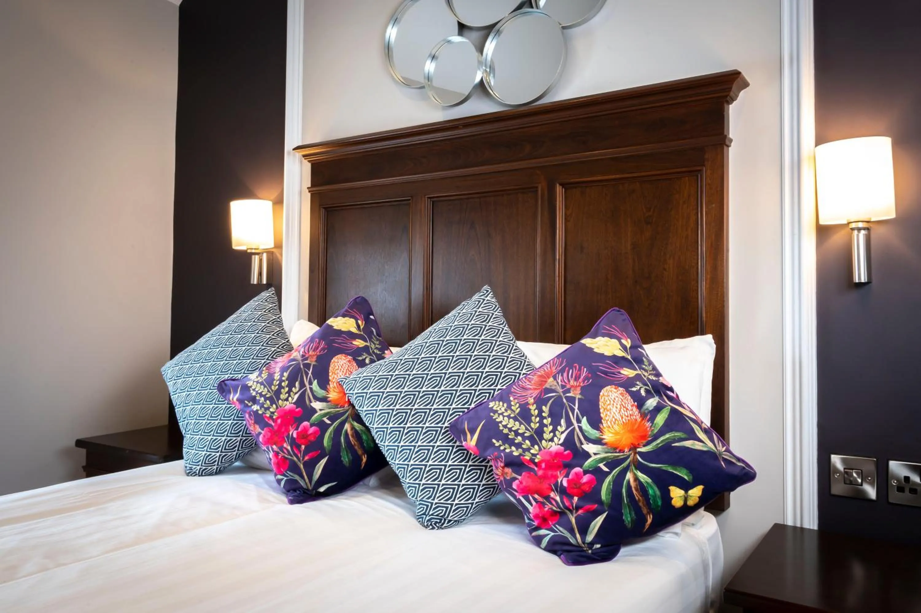 Bed in Nevins Newfield Inn Ltd