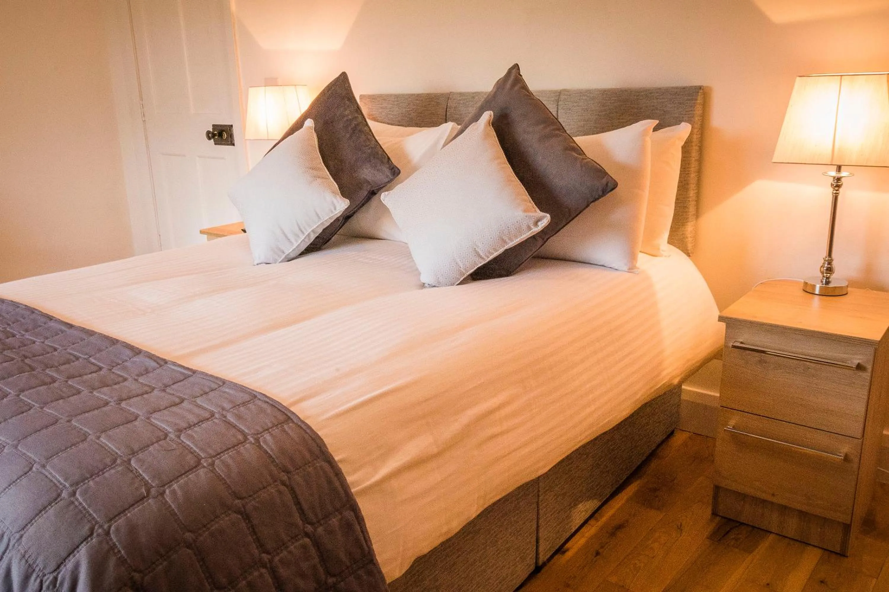 Bed in Nevins Newfield Inn Ltd