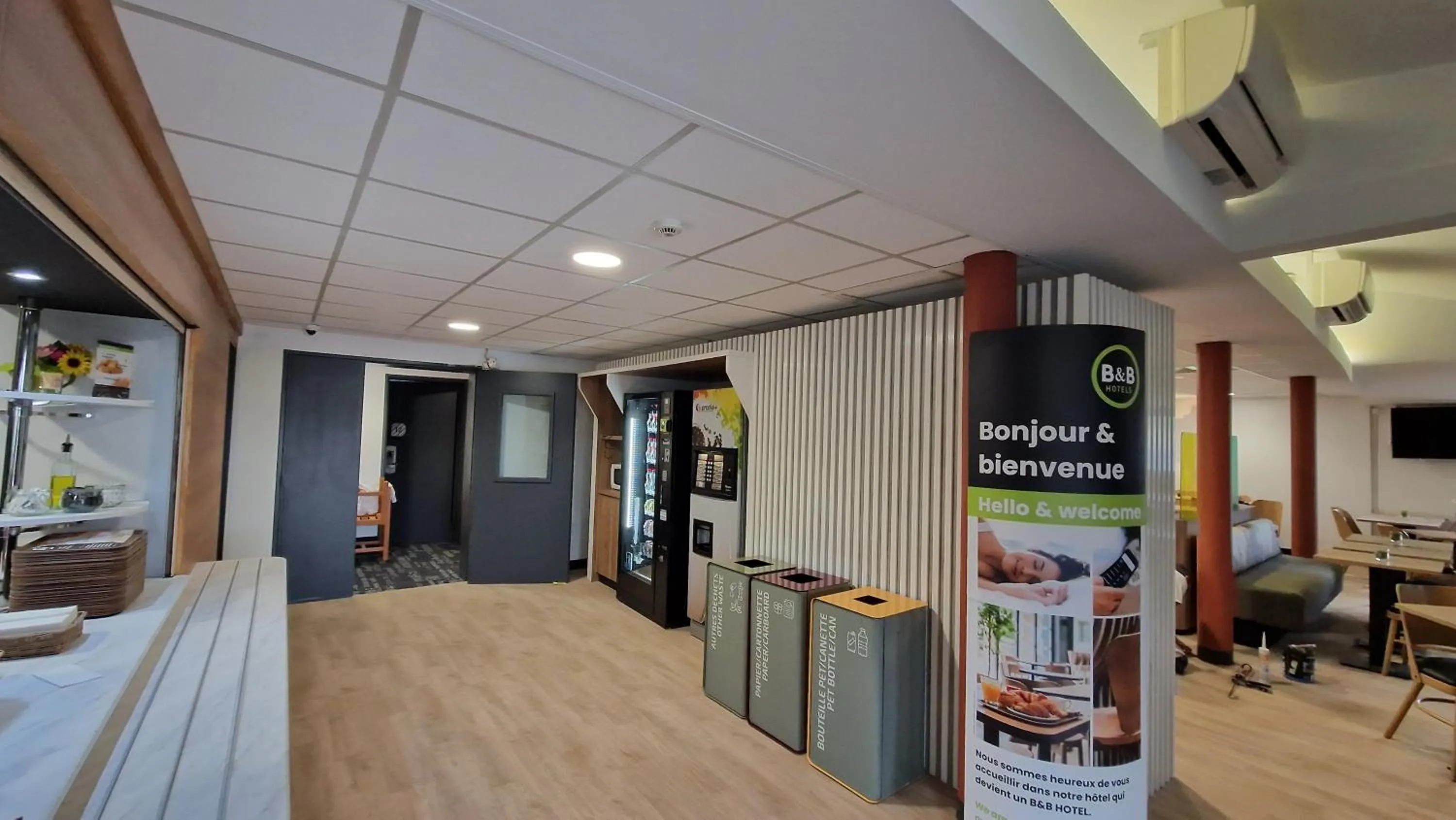 Lobby or reception in B&B HOTEL Colmar Lumière