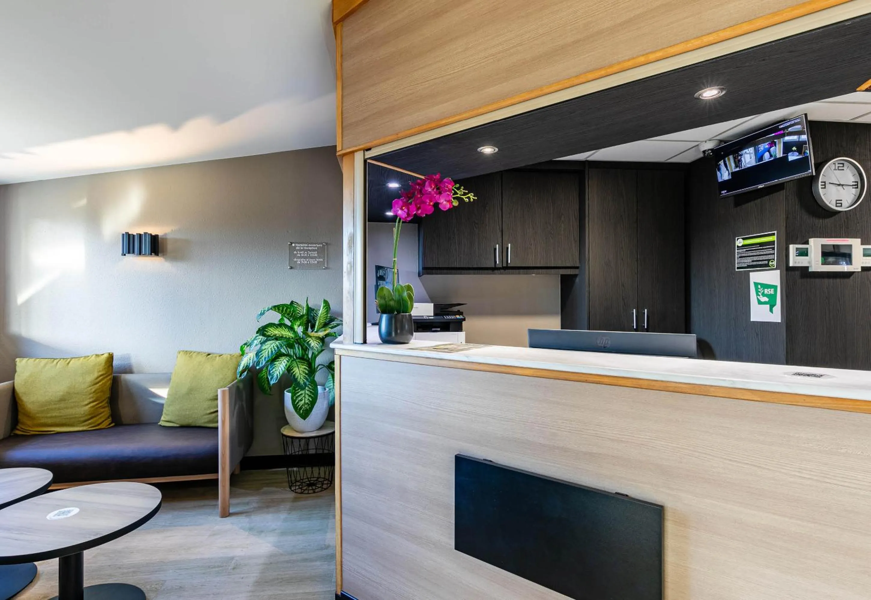 Lobby or reception in B&B HOTEL Colmar Lumière