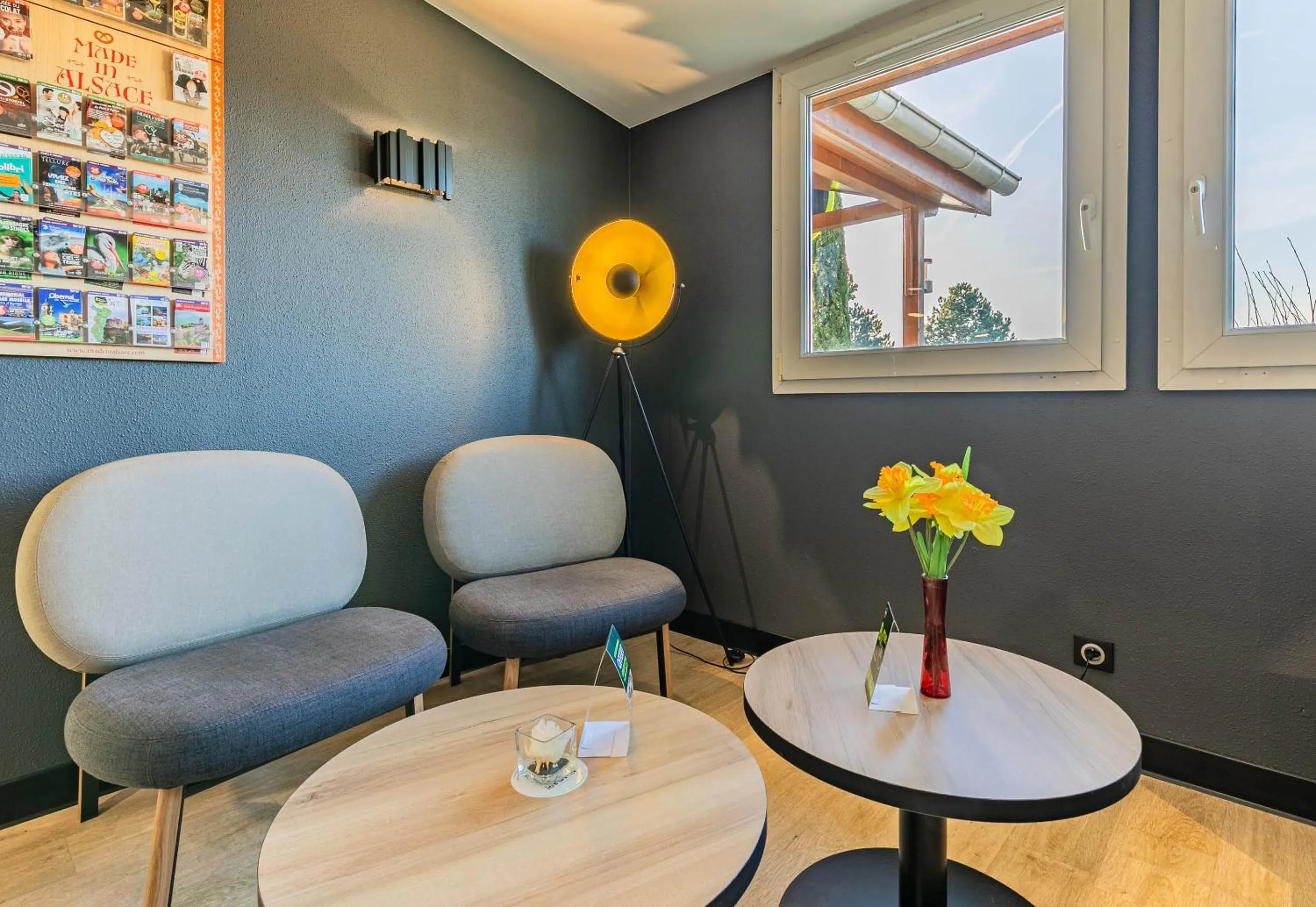 Seating area in B&B HOTEL Colmar Lumière