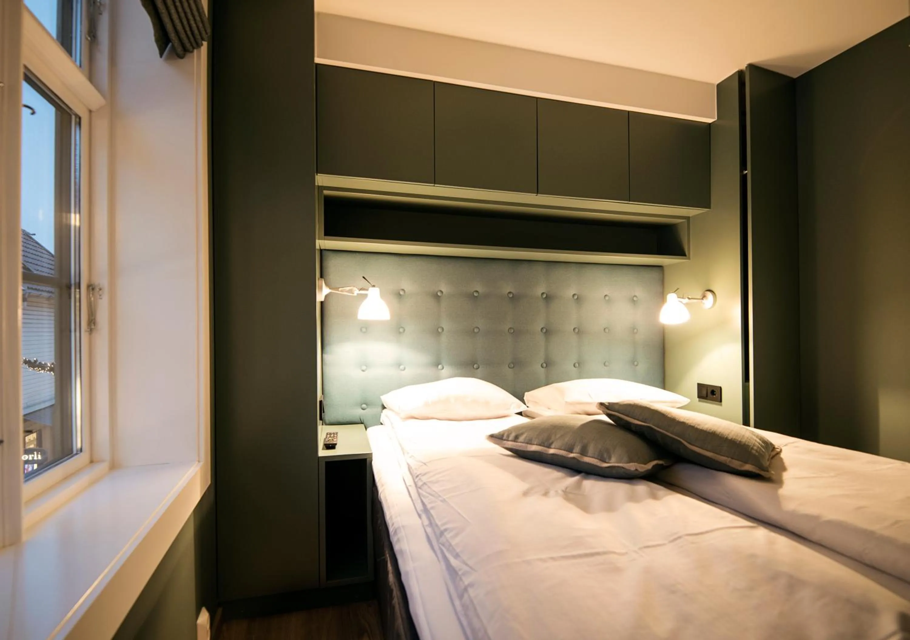 Bed in Home Again Apartments Nygata 1