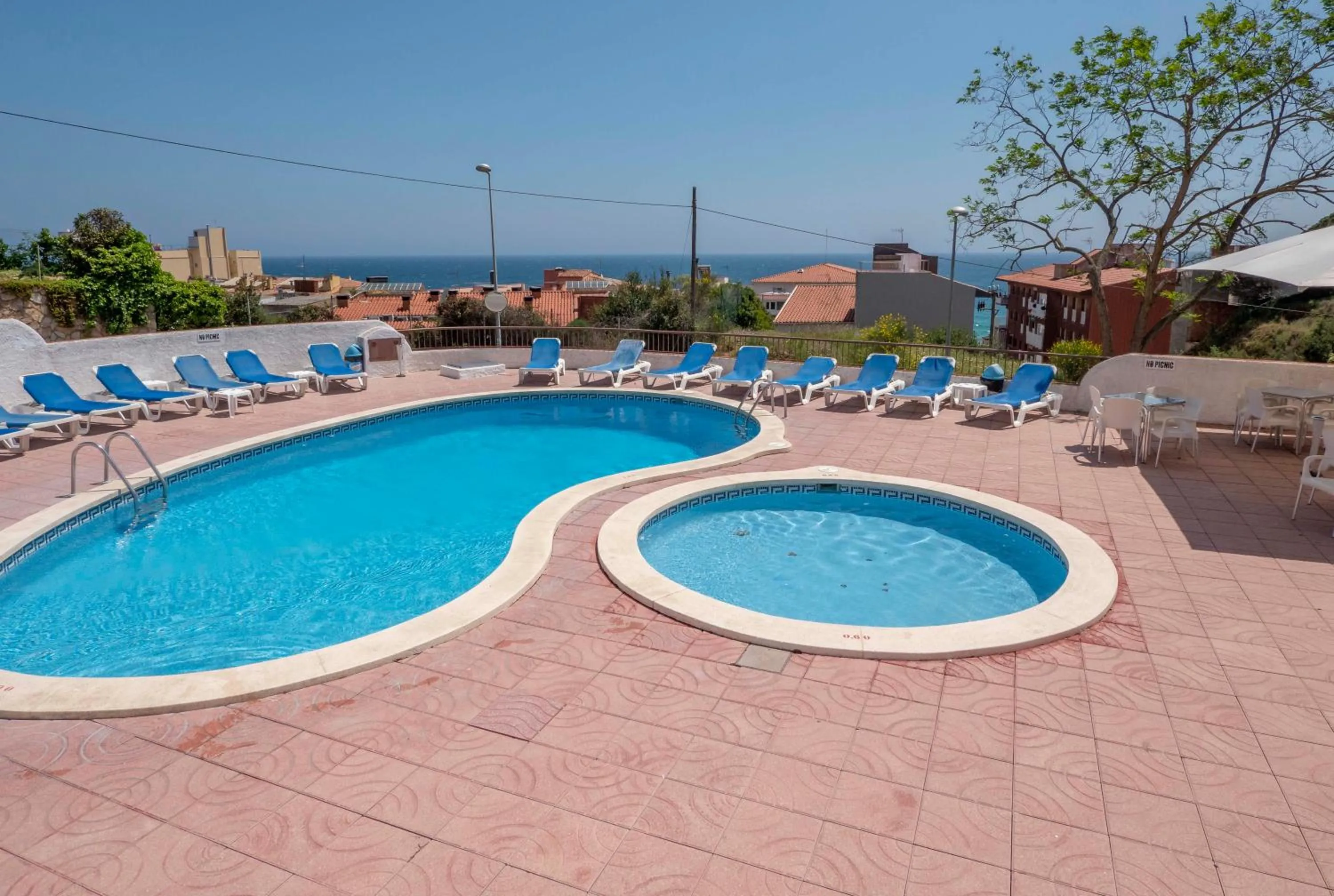 Swimming pool in Apartamentos AR Muntanya Mar