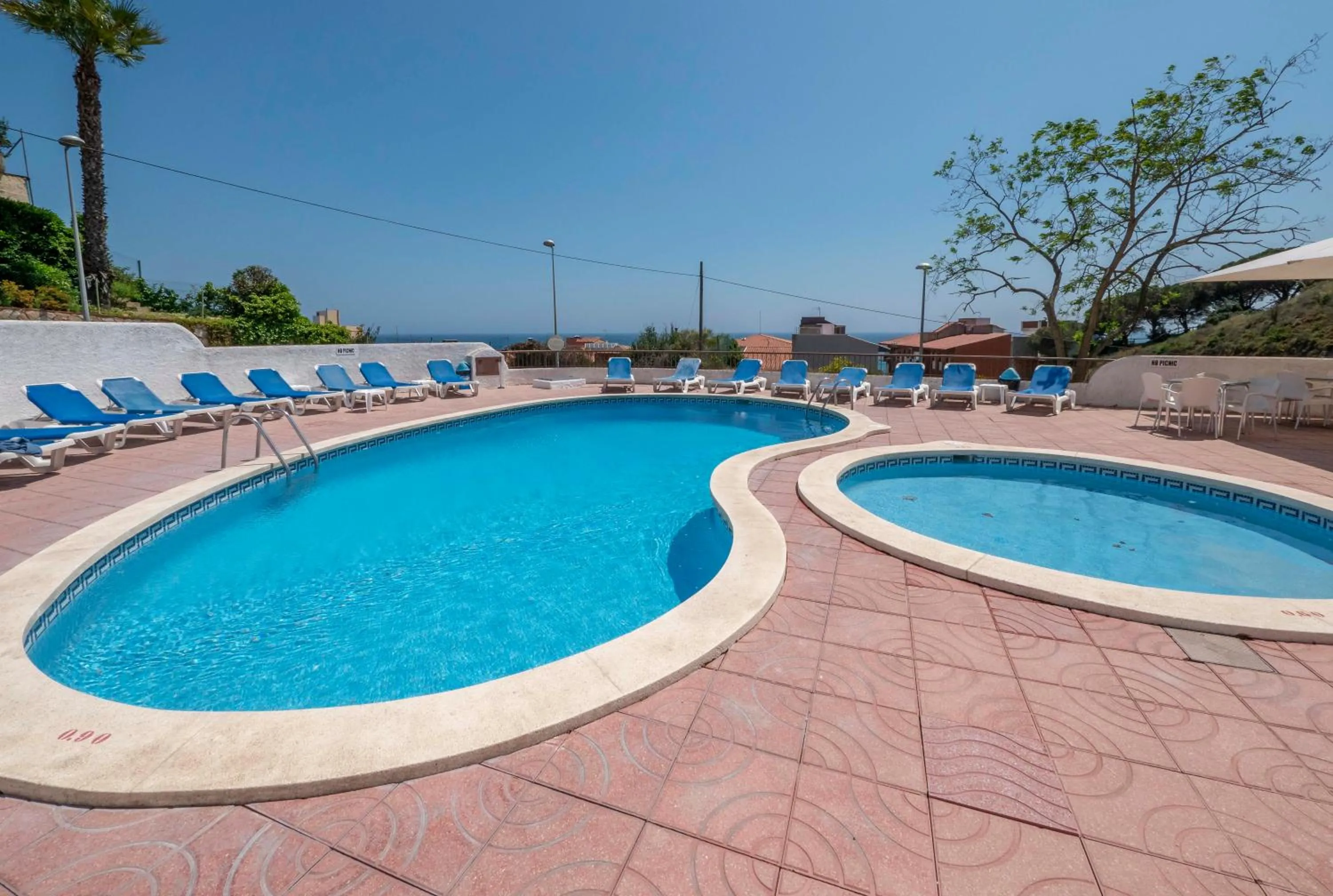 Swimming pool in Apartamentos AR Muntanya Mar