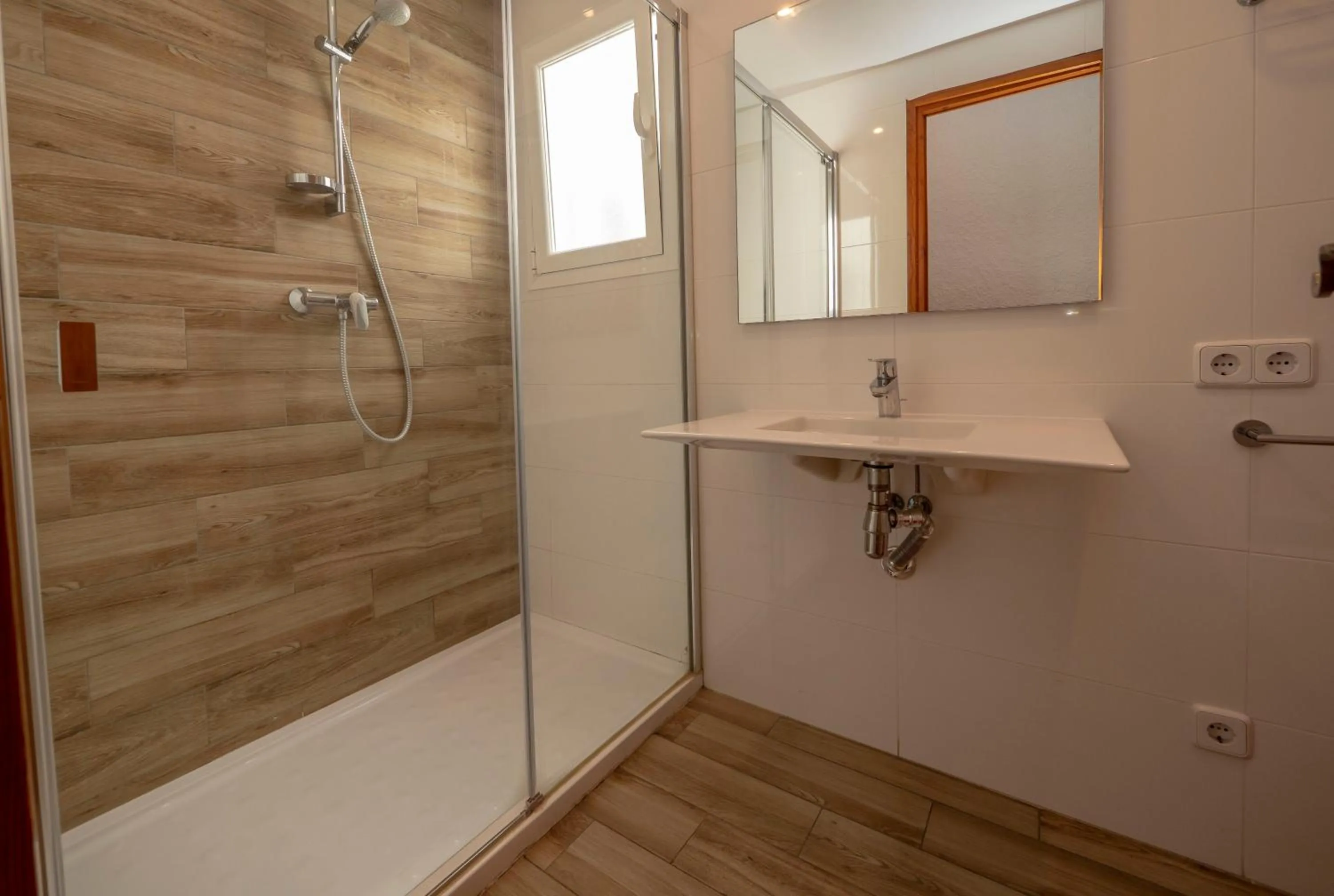 Shower in Apartamentos AR Muntanya Mar