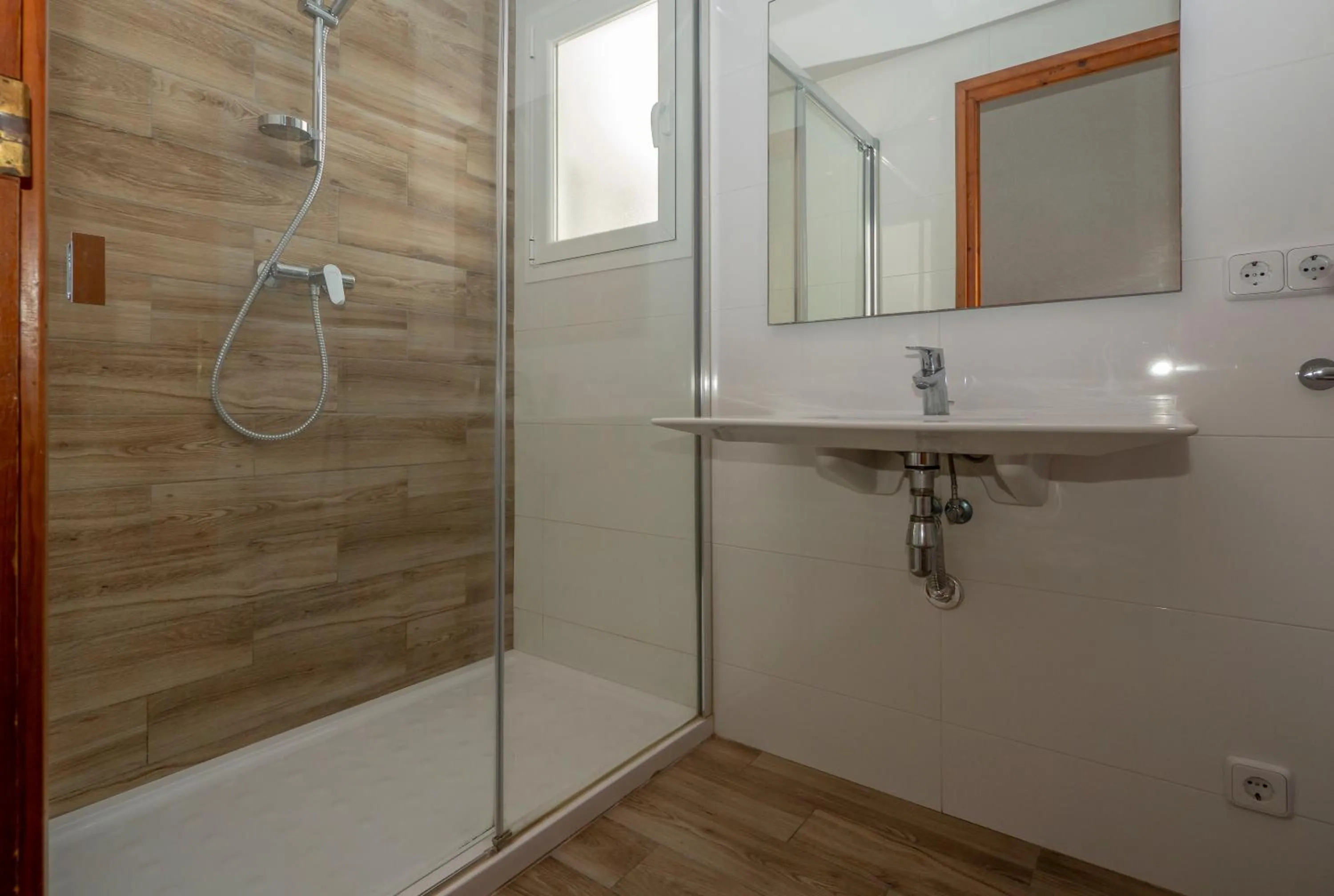 Shower in Apartamentos AR Muntanya Mar