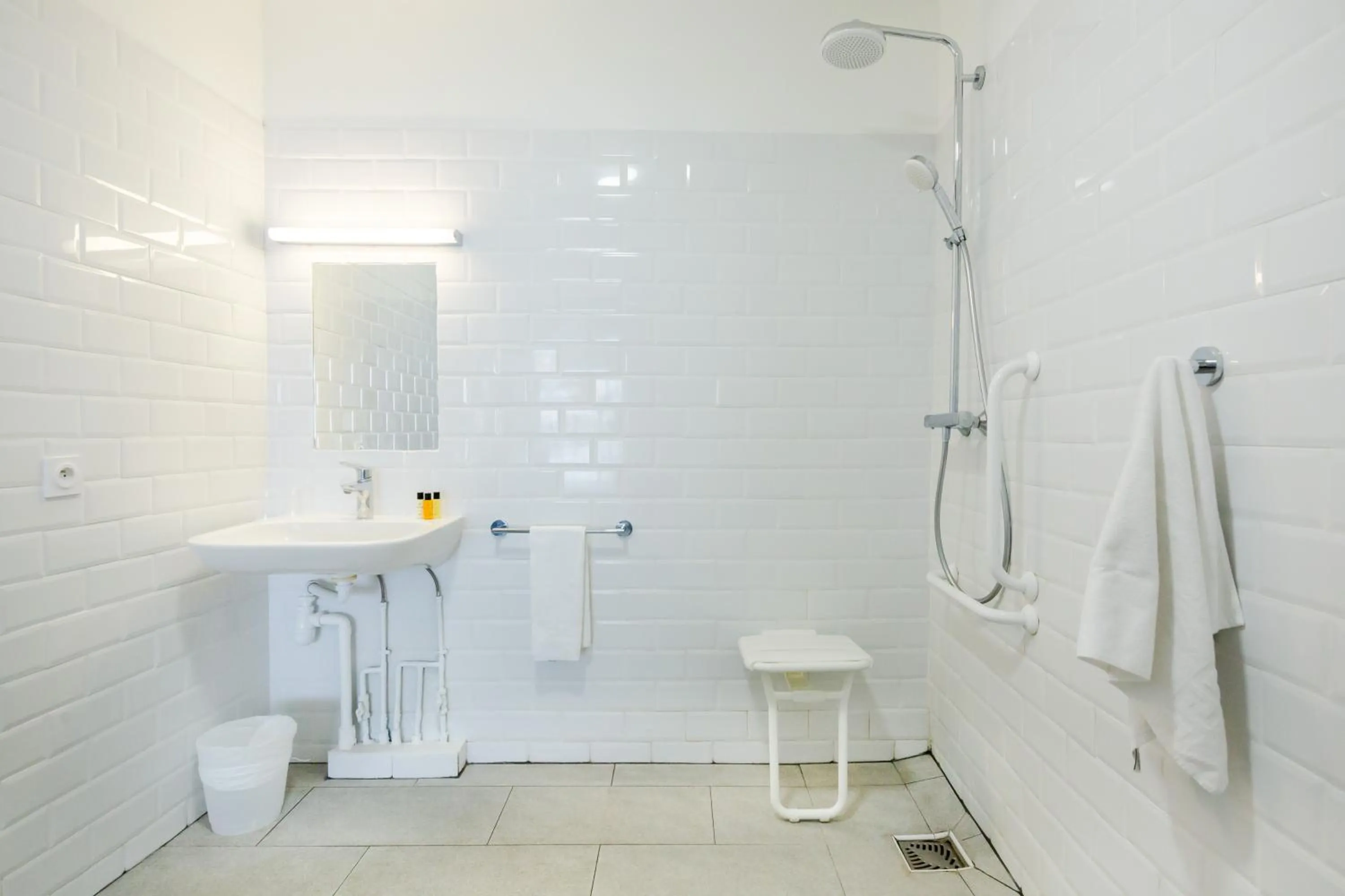 Bathroom in Hôtel Le Grand Bleu