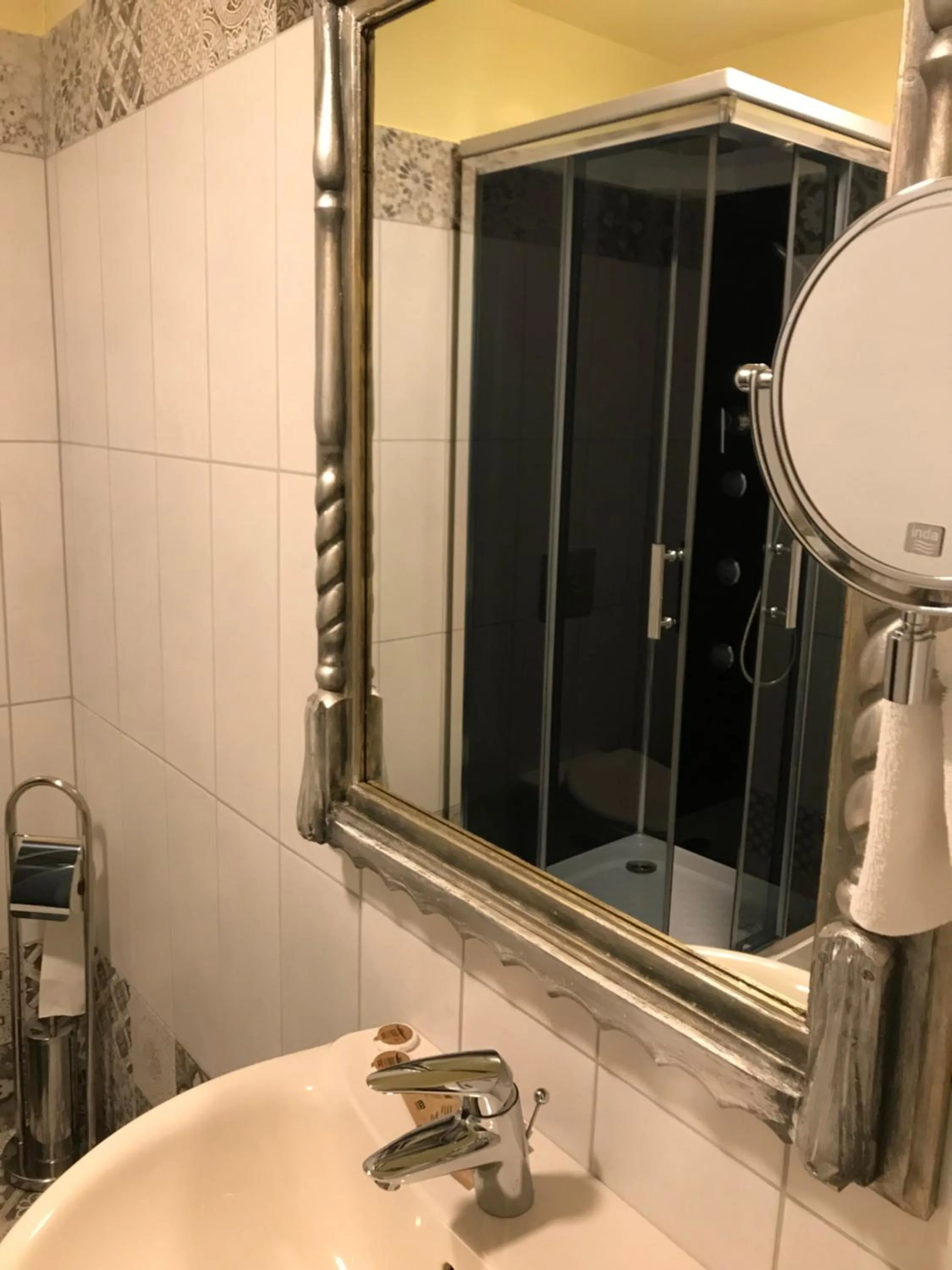 Shower in Hotel Podzamcze