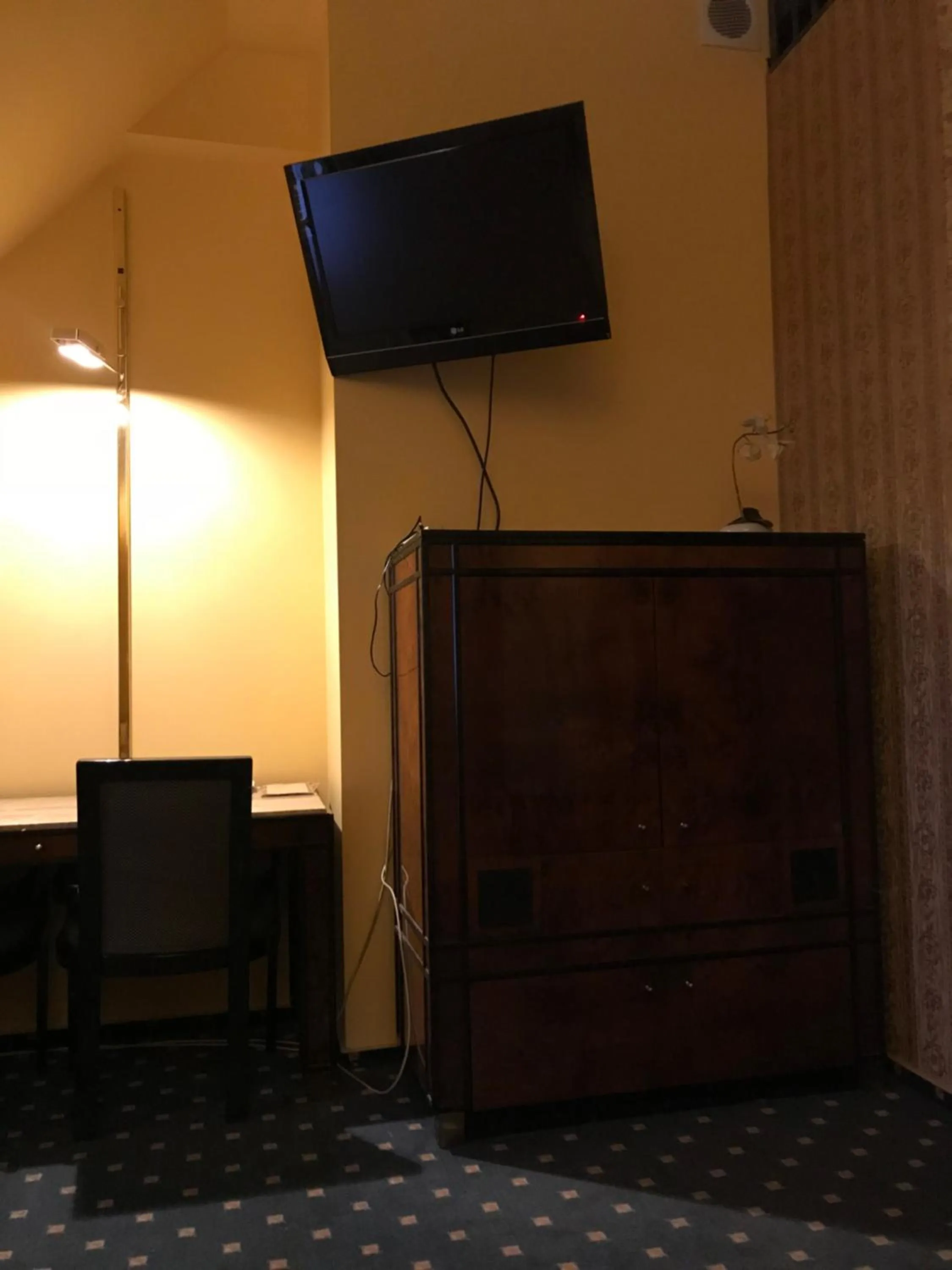 Communal lounge/ TV room in Hotel Podzamcze